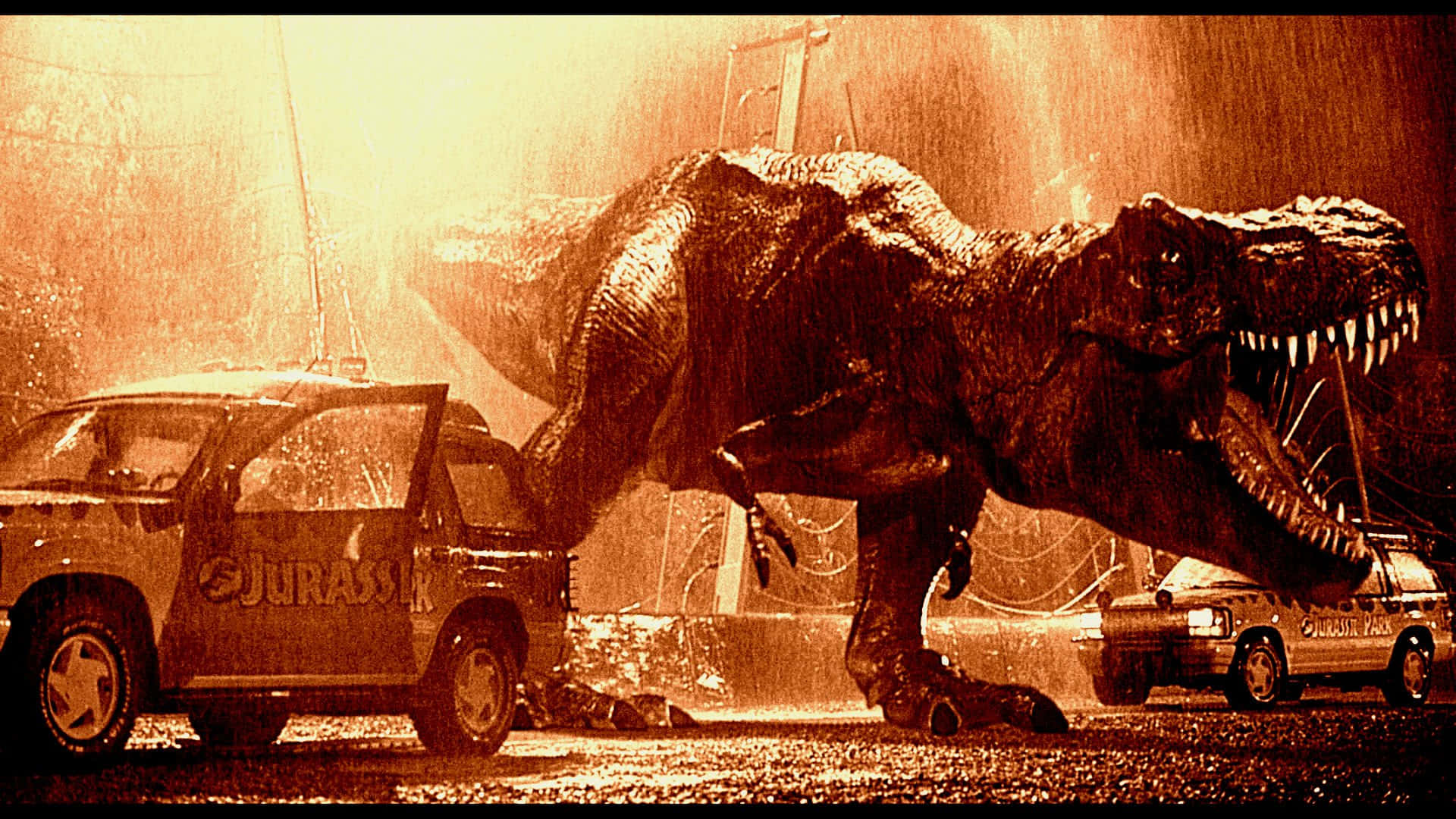 Jurassic Park Zoom 桌布 壁紙 — 一隻巨大的暴龍衝過雨幕，襲向一輛侏羅紀公園的車輛，背後閃爍著琥珀色的光芒。