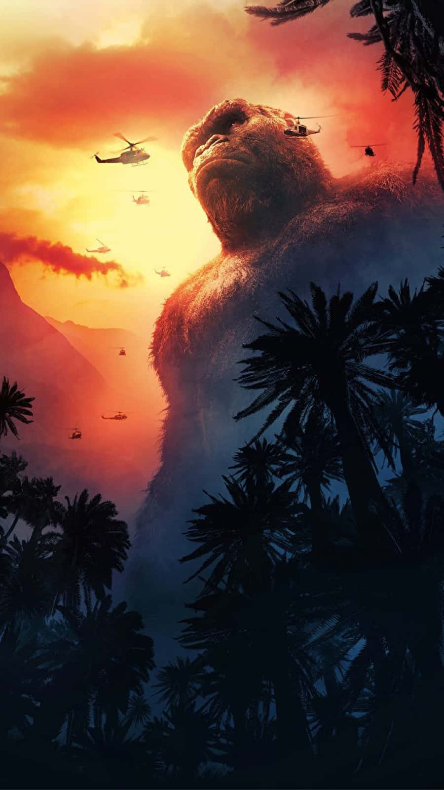 King Kong 桌布 壁紙 — 一隻巨大的猿站在棕櫚樹之間，直升機在熾熱的日落天空中成群飛舞。
