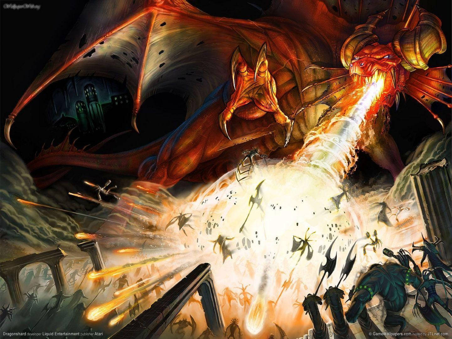 Dragons 桌布 壁紙 — 一隻巨大的紅色巨龍向著正在崩塌的城市噴出火焰，而身穿盔甲的戰士和飛行生物正在下方戰鬥。