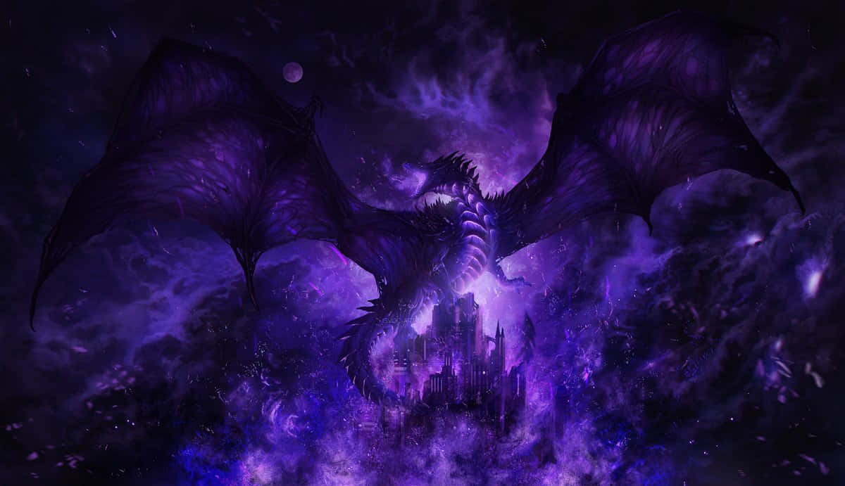 Mystical Dragon 桌布 壁紙 — 一隻巨大的紫色龍在月光下、充滿旋轉宇宙能量的天空中，翱翔於發光的城市景觀之上。