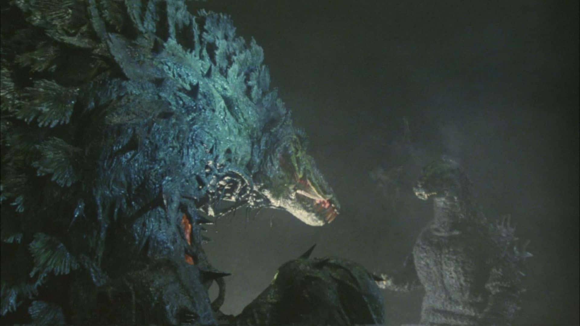 Godzilla Vs Biollante 桌布 壁紙 — 一隻巨大的藍鱗怪獸，眼睛發出紅光，在黑暗的霧氣環境中咆哮，面對另一隻巨型怪物。