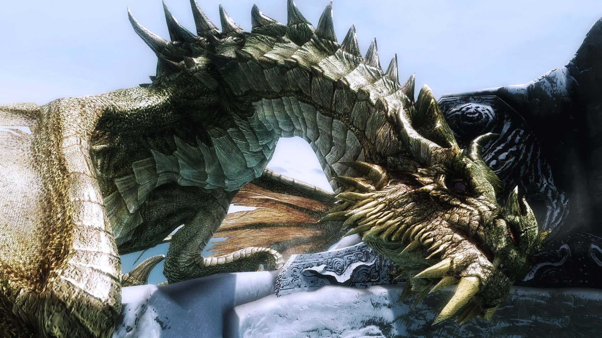 Skyrim Paarthurnax 桌布 壁紙 — 一隻巨大的裝甲龍，帶有尖刺鱗片和發光的眼睛，在蒼白的天空下棲息在積雪的山崖上。