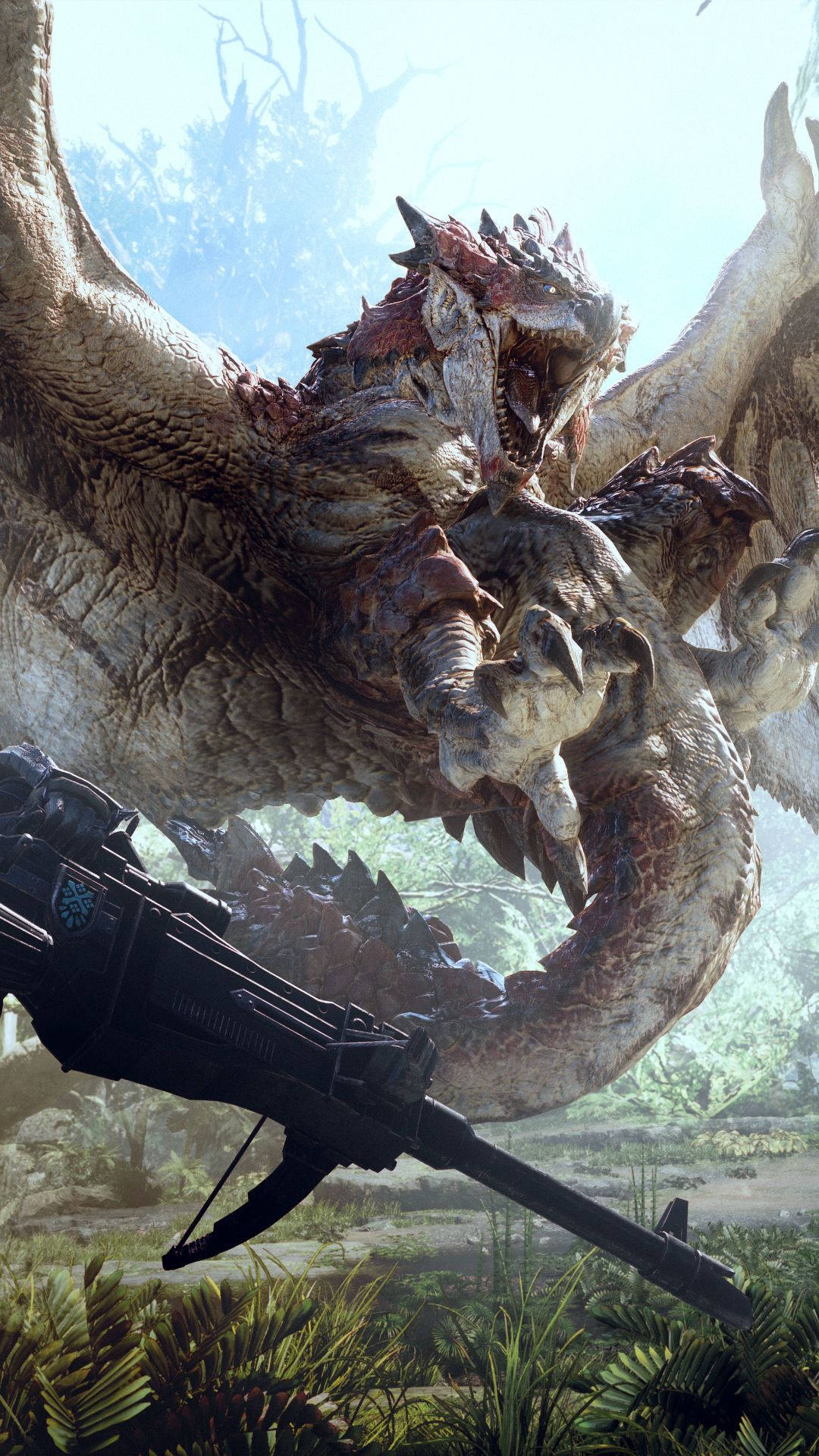 monster hunter iPhone 桌布 壁紙 — 一隻巨大的裝甲龍帶有尖刺翅膀在頭頂咆哮，而前景叢林中放著一件重型武器。