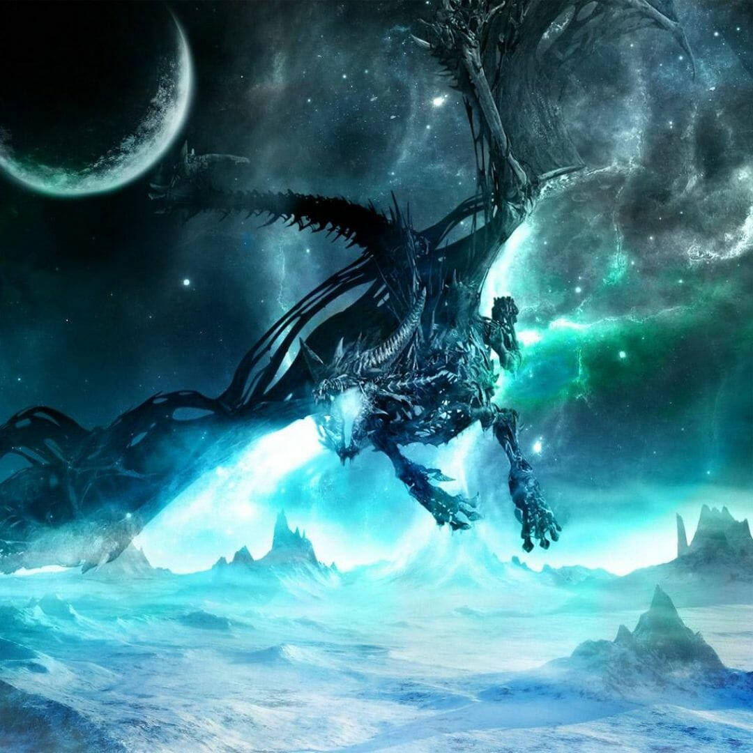 龍 桌布 壁紙 — 一隻巨大的骷髏龍在彎月和發光星雲下飛越冰凍的外星景觀。