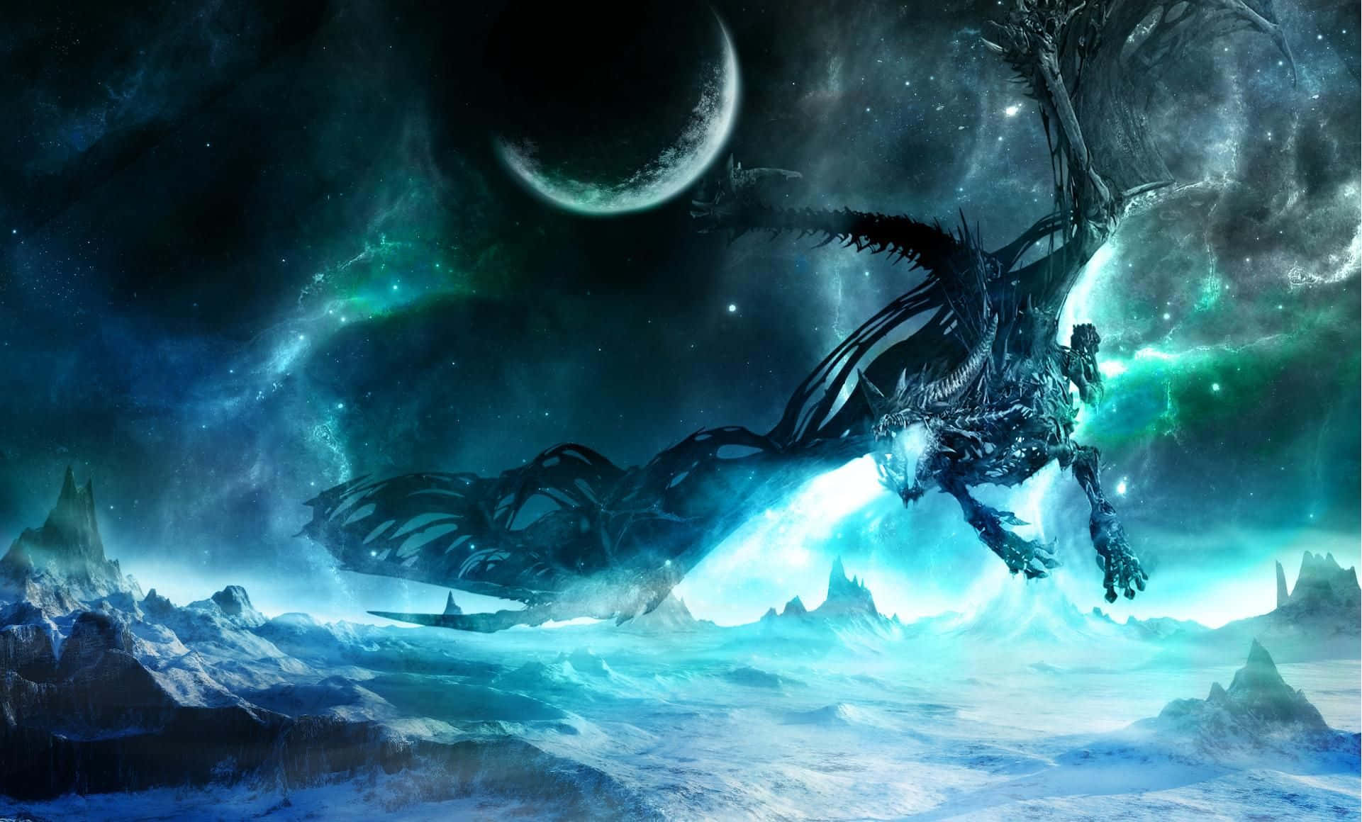 Mystical Dragon 桌布 壁紙 — 一隻巨大的骸骨巨龍在彎月和發光星雲下翱翔於冰峰之上。
