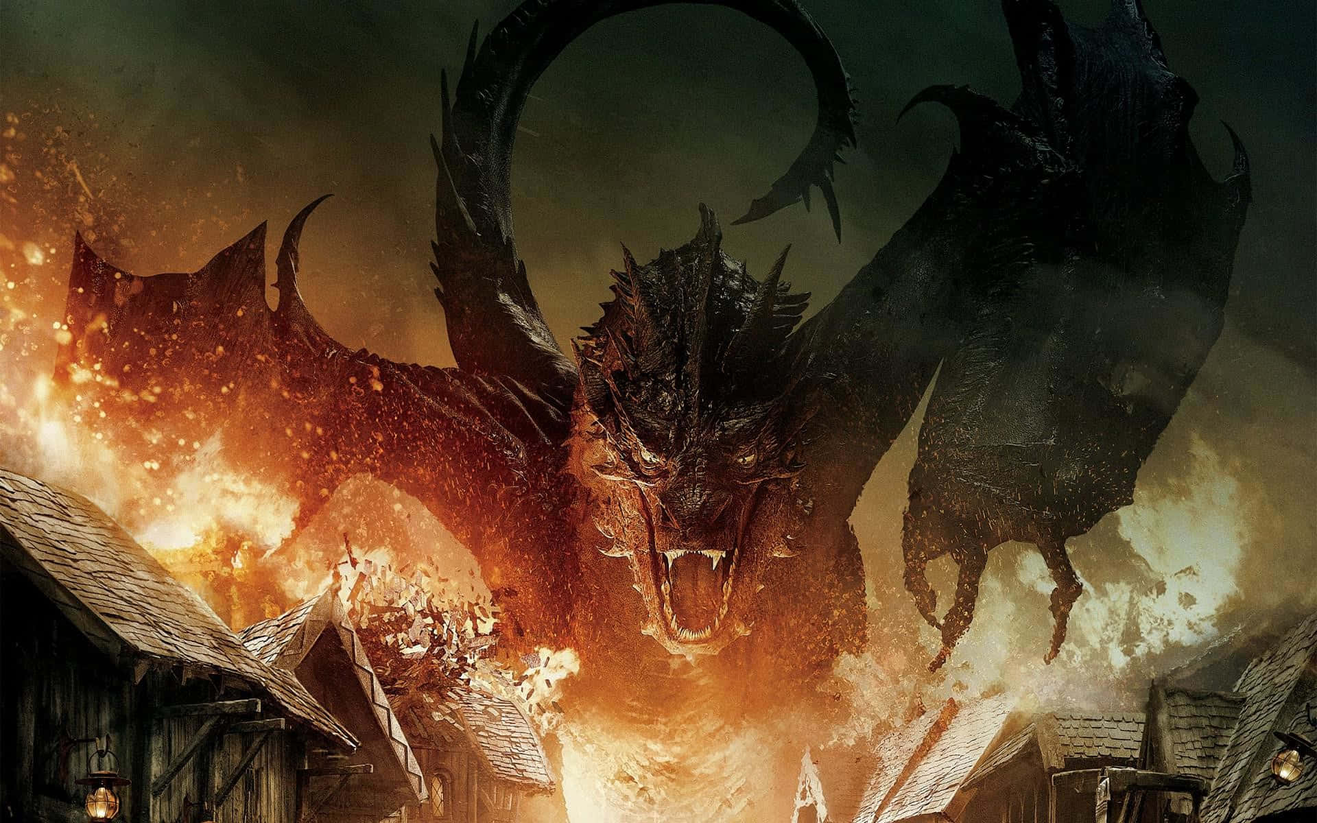 the hobbit 桌布 壁紙 — 一隻巨大的黑龍，眼睛發光，噴出火焰，在黃昏時摧毀了一個村莊。
