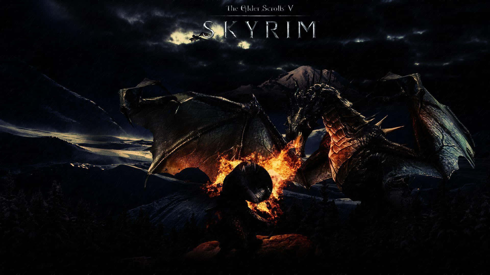 Skyrim Dragonborn 桌布 壁紙 — 一隻巨大的龍，眼睛發光，噴出火焰，在暴風雨夜空的黑暗山脈景觀上咆哮。
