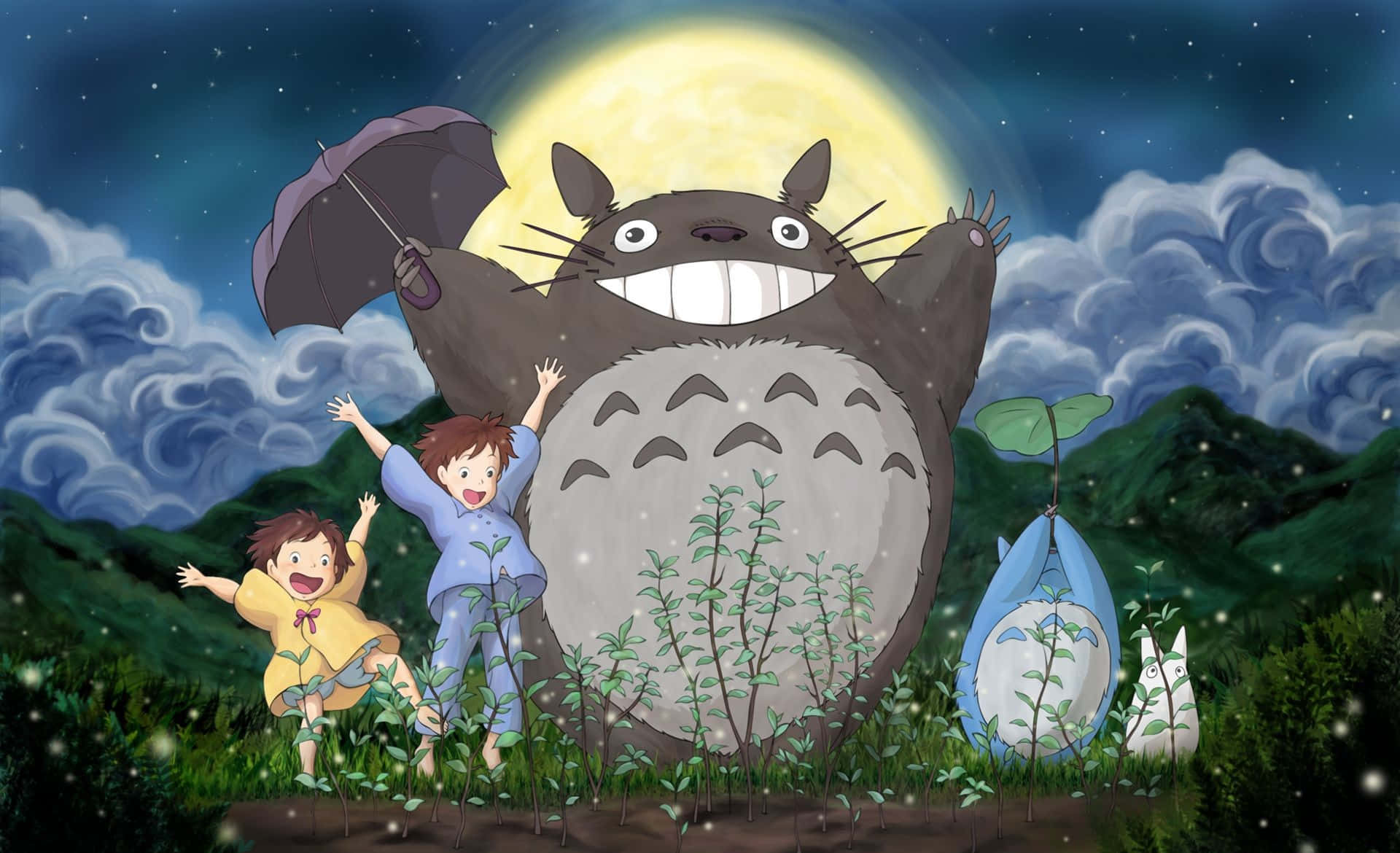 my neighbor totoro 桌布 壁紙 — 一隻巨大的龍貓在滿月下微笑，兩個孩子在雨夜的森林中快樂地跳舞。