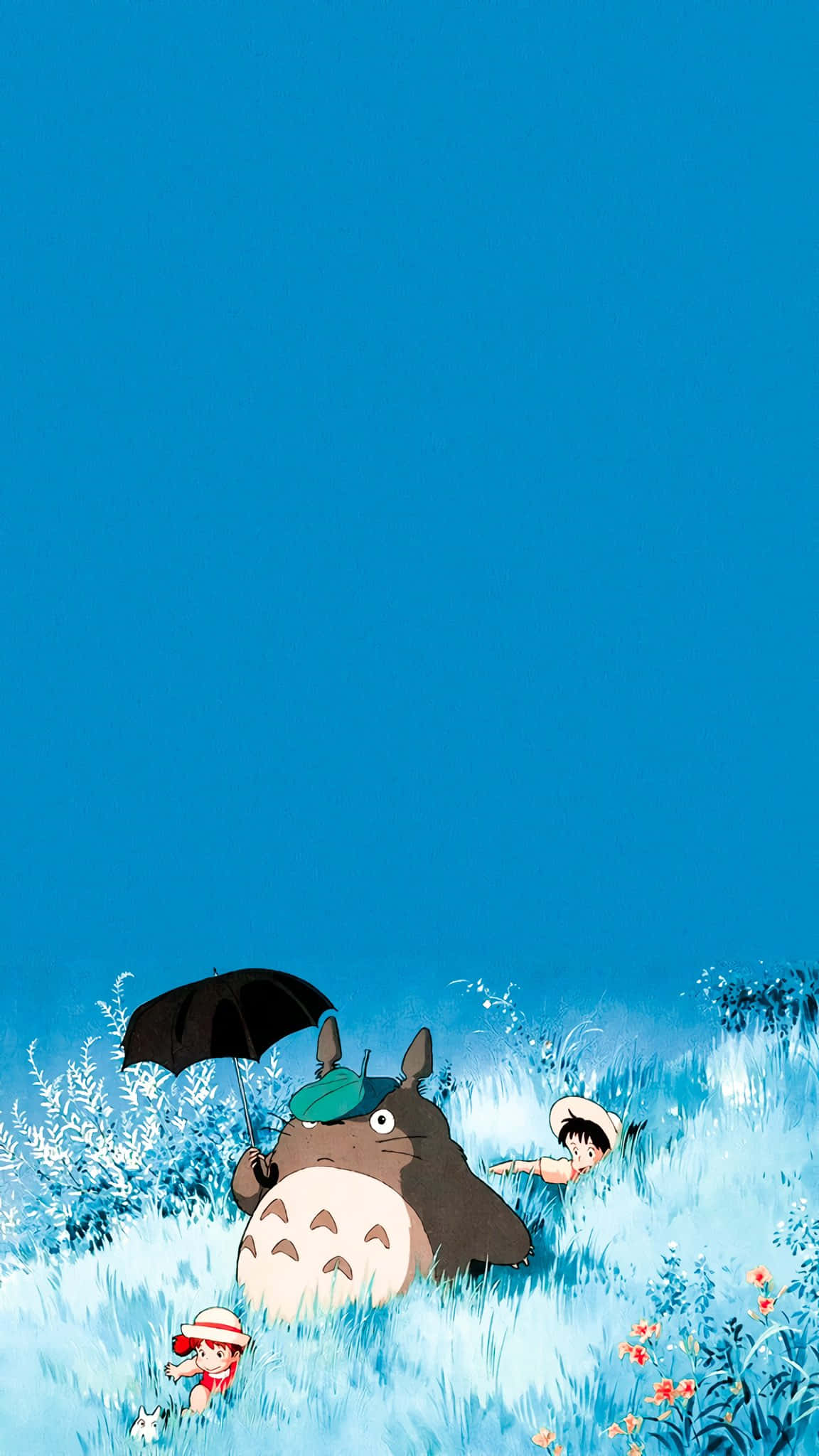 Umbrella 桌布 壁紙 — 一隻巨大的龍貓撐著傘，兩個孩子在廣闊藍天下高高的草叢中玩耍。