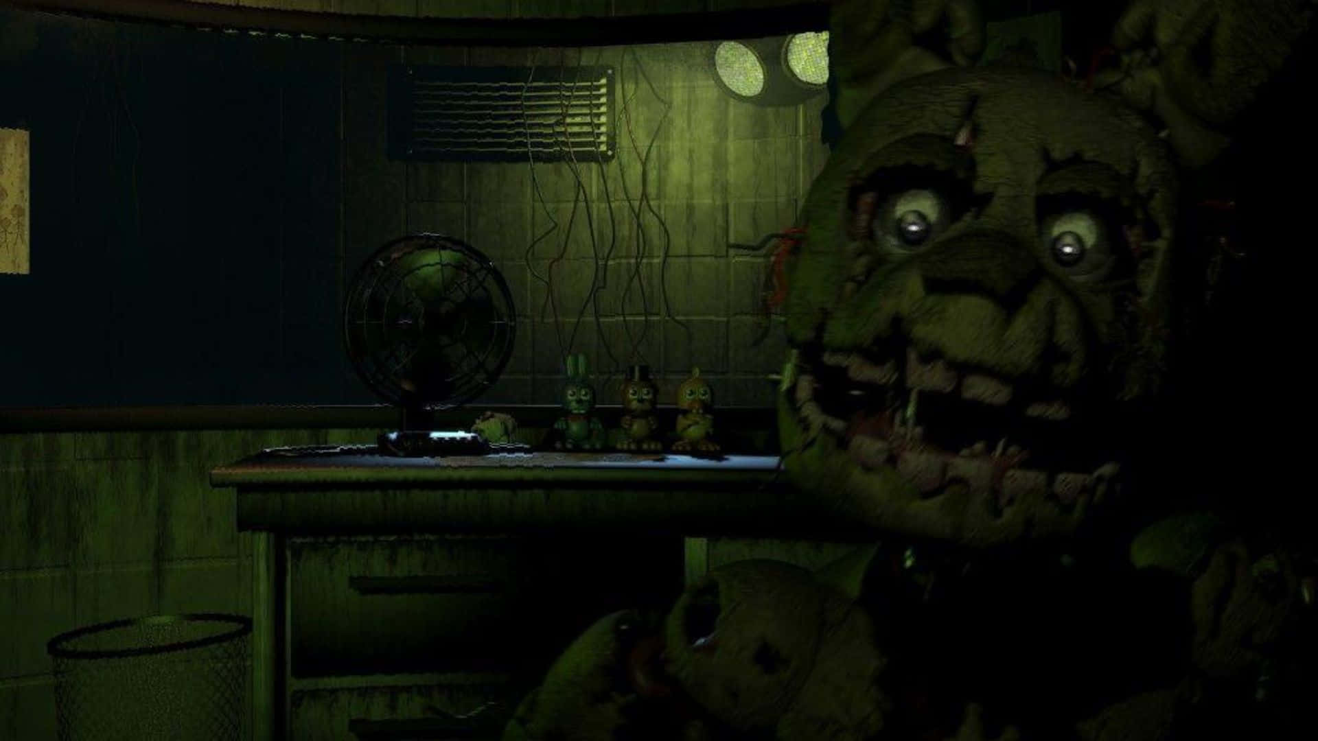 Fnaf Jumpscare 桌布 壁紙 — 一隻帶有威脅性的電子熊在燈光昏暗、雜亂的房間中隱現，房間內有綠色燈光和桌上的風扇。