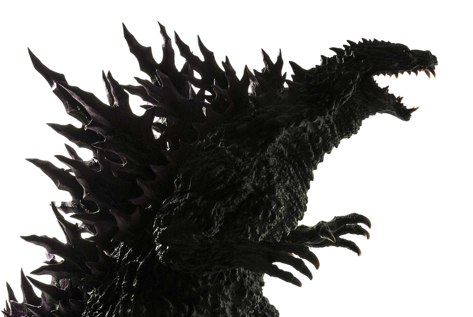 Godzilla 2000 桌布 壁紙 — 一隻帶有尖刺和發光眼睛的黑色哥吉拉雕像在純白背景上咆哮，氣勢洶洶。