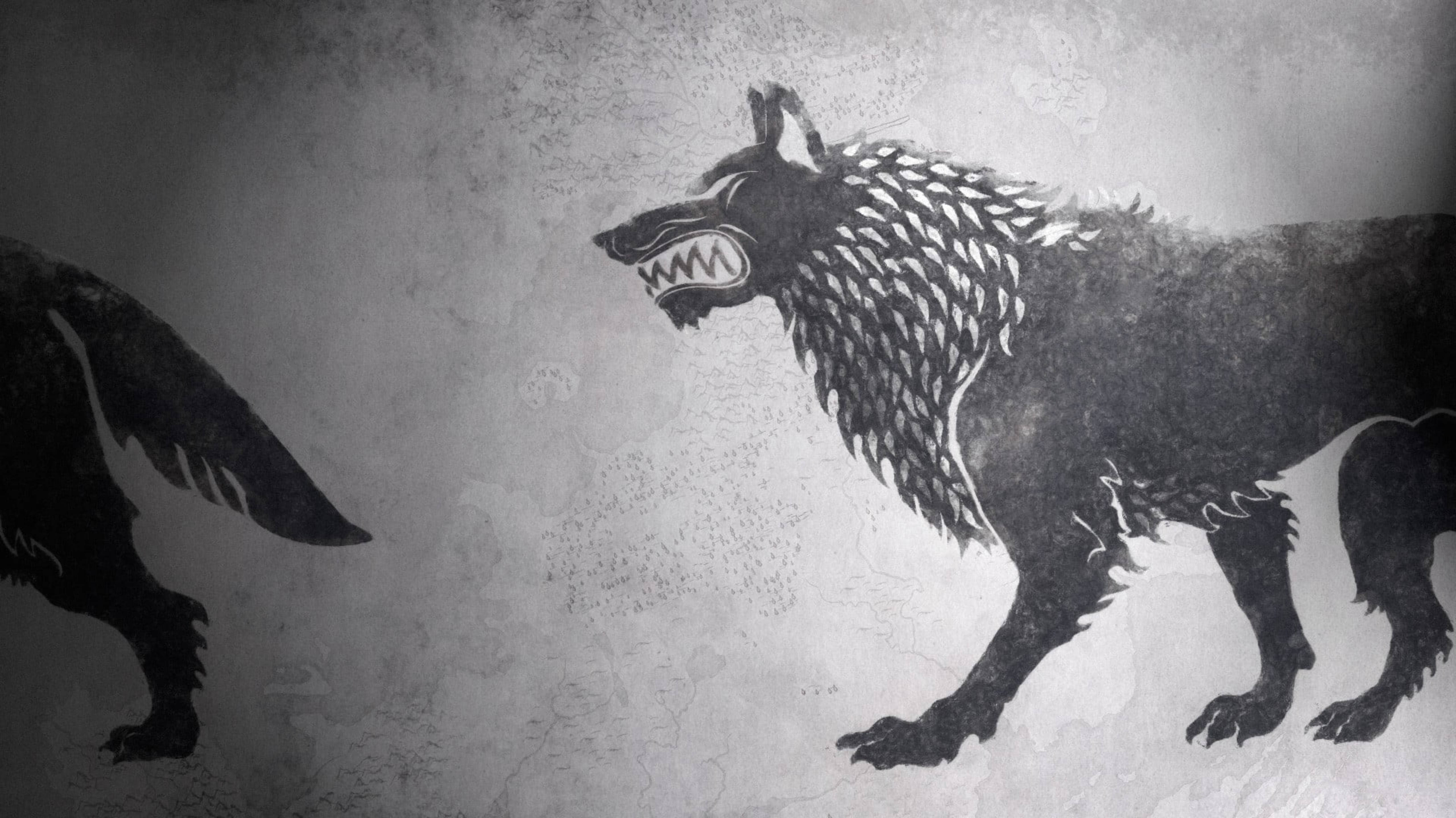 House Stark 桌布 壁紙 — 一隻帶有尖刺毛髮和露出牙齒的威脅性黑狼，在紋理灰色牆壁上形成鮮明對比，其剪影喚起原始危險。