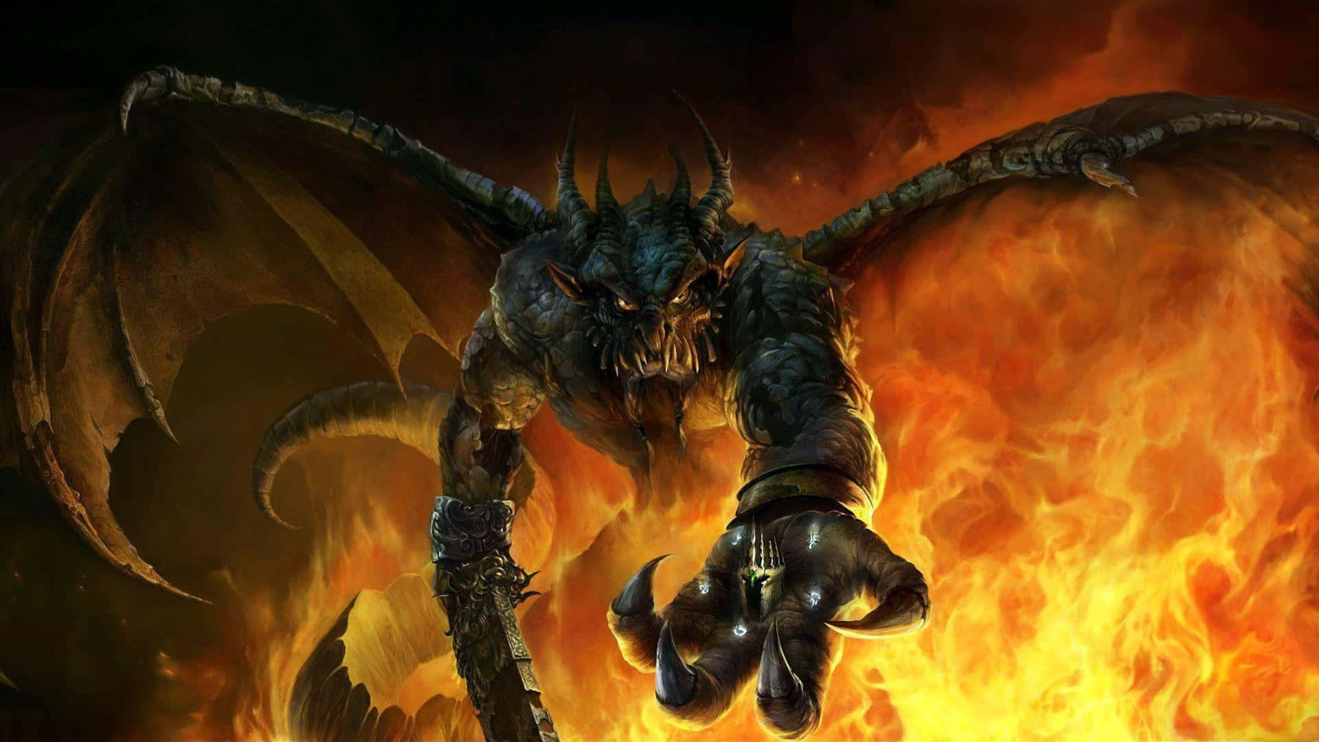 Cool Demon 桌布 壁紙 — 一隻帶有尖刺翅膀和發光眼睛的威脅性黑暗巨龍，從咆哮的火焰中出現在熾熱的地獄中。