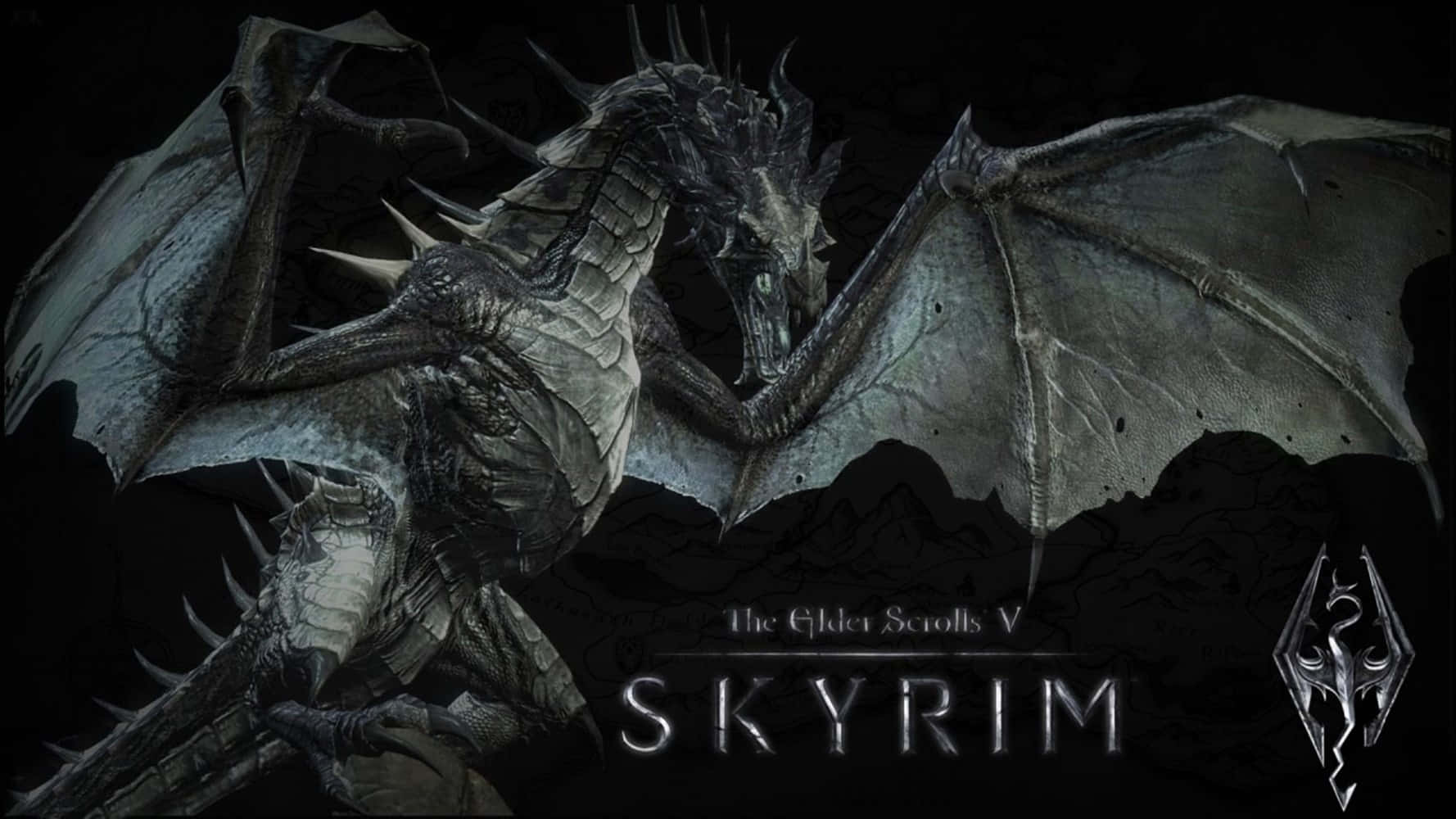 Real Dragon 桌布 壁紙 — 一隻帶有尖刺翅膀和鱗片的灰色龍，在黑暗背景上與 Skyrim 標題文字一同顯現。