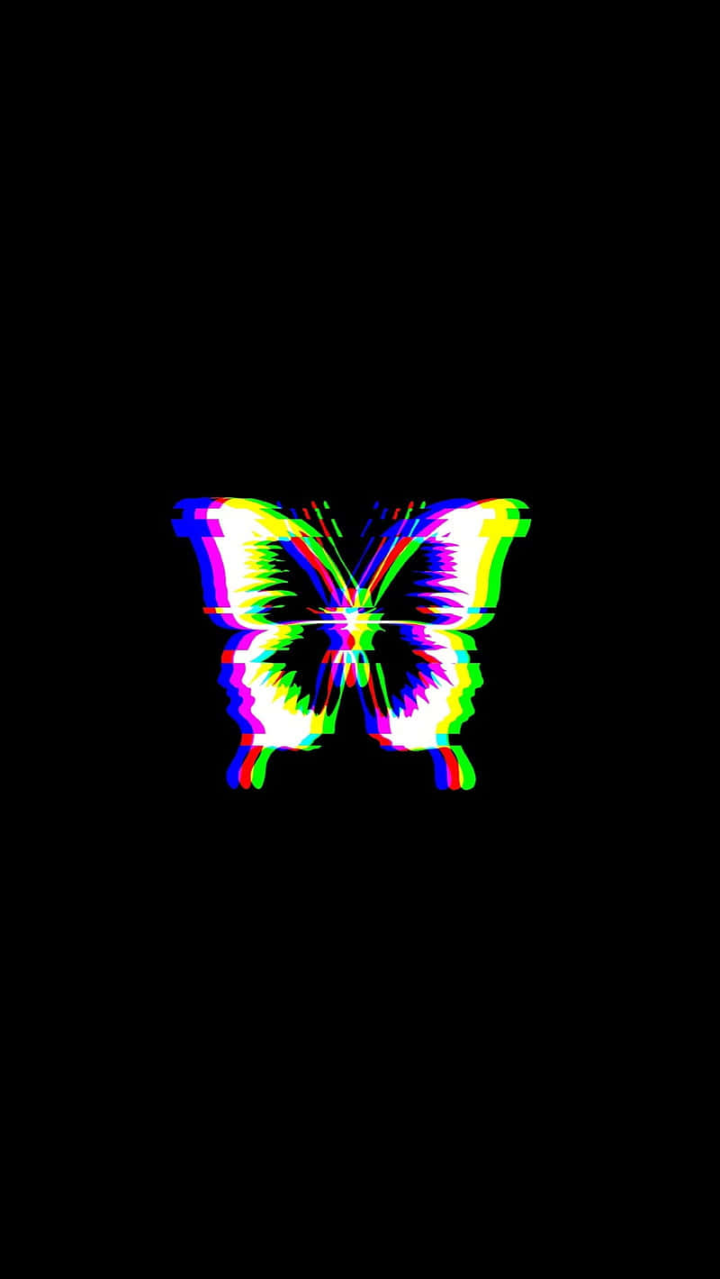 Glitch Effect 桌布 壁紙 — 一隻帶有彩虹像素扭曲脈衝的故障蝴蝶，背景為黑色。