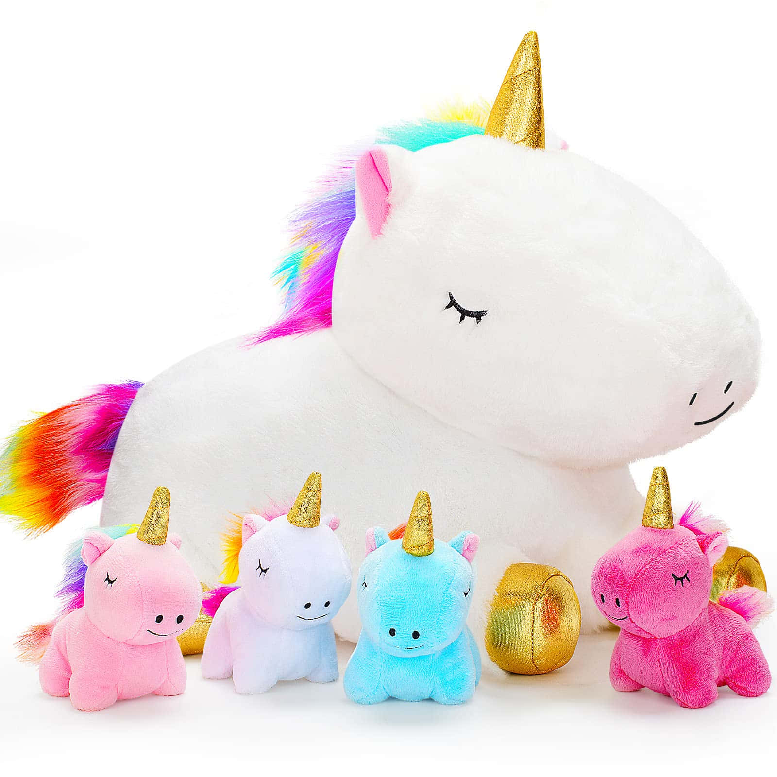 toys 桌布 壁紙 — 一隻帶有彩虹鬃毛和尾巴的大型白色毛絨獨角獸坐在四隻帶有金色角的較小彩色毛絨獨角獸後面。
