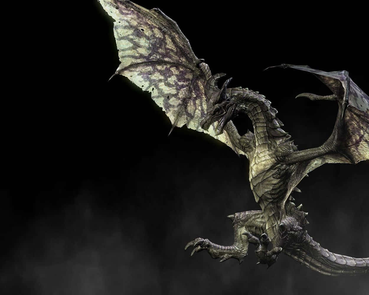 Real Dragon 桌布 壁紙 — 一隻帶有斑駁綠色和紫色翅膀的威嚇巨龍，在黑暗煙霧繚繞的背景中翱翔。