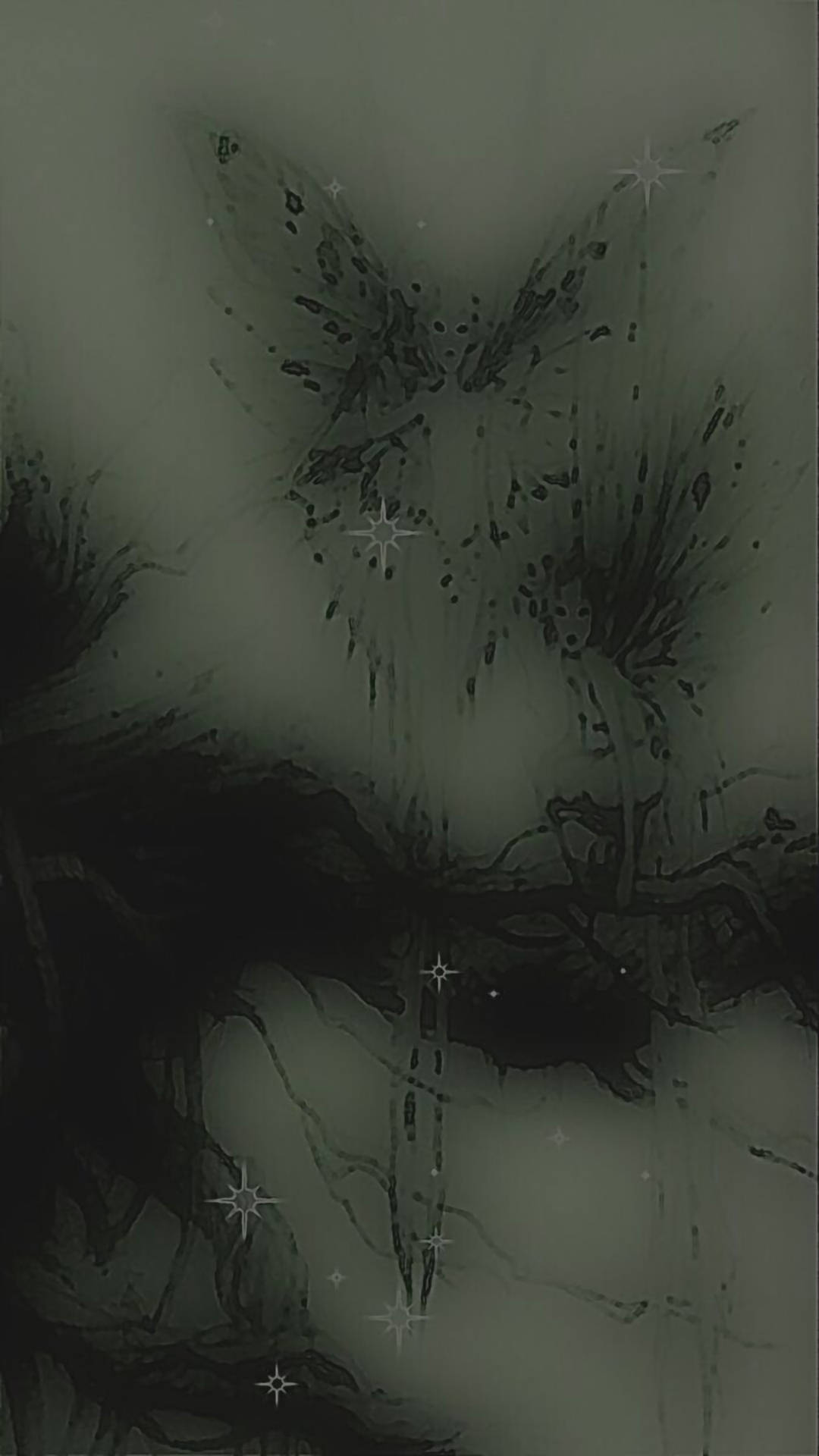 Fairy Grunge 桌布 壁紙 — 一隻帶有星狀斑點的幽靈蝴蝶在霧氣瀰漫的黑白場景中，飄浮在黑暗纏結的樹根上方。