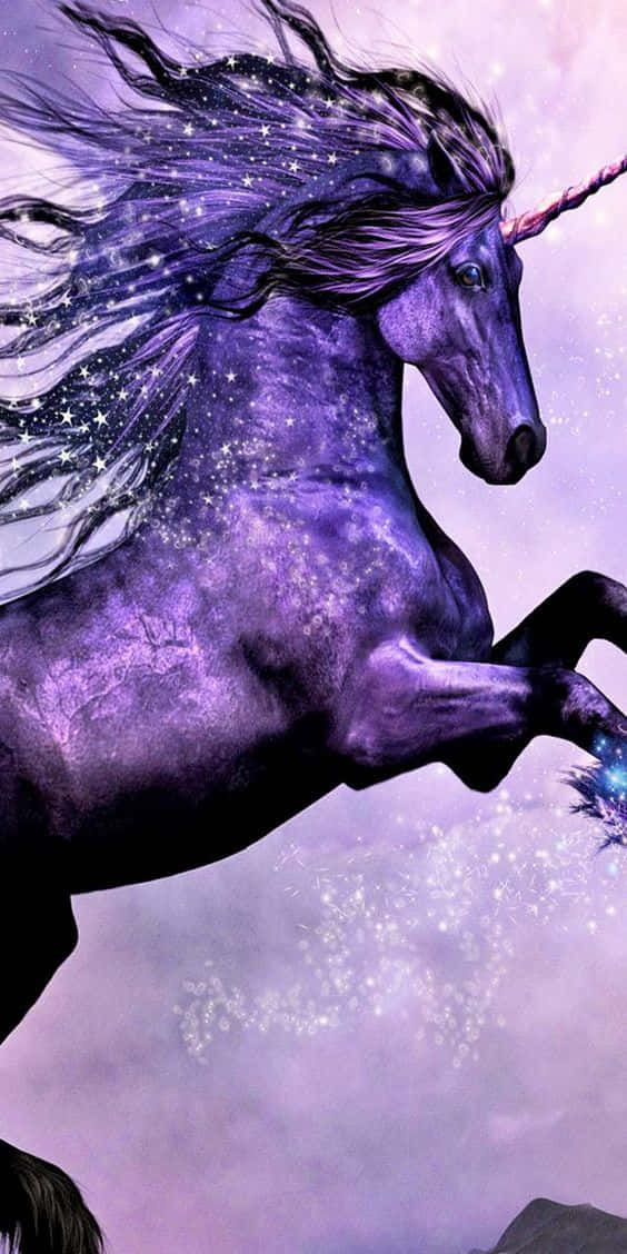 獨角獸 桌布 壁紙 — 一隻帶有星鬃的雄偉紫色獨角獸，在充滿發光粒子的宇宙天空中奔騰。