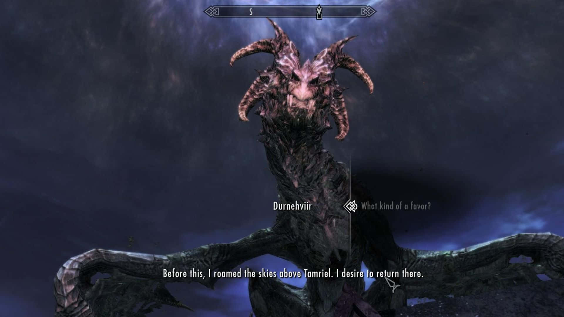 Skyrim Dawnguard 桌布 壁紙 — 一隻帶有暗色鱗片和發光眼睛的威脅性有角巨龍，在暴風雨黃昏的天空下，出現在奇幻遊戲場景中。