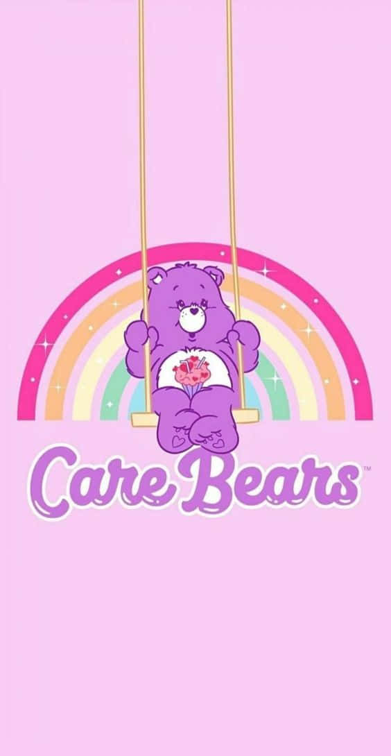 桌布 壁紙 — 一隻帶有玫瑰標誌的紫色Care Bear坐在鞦韆上，背景是粉紅底色上的柔和彩虹。