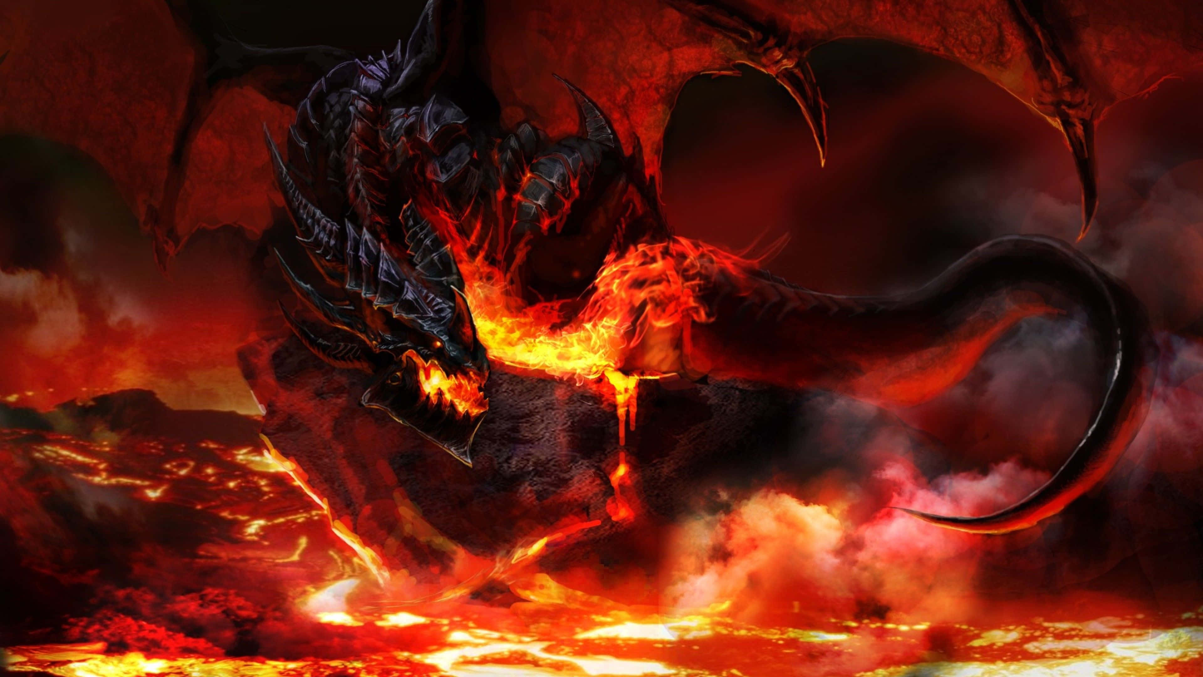 Epic Dragon 桌布 壁紙 — 一隻帶有發光橙色眼睛和火焰般呼吸的兇猛黑龍，在充滿熔岩的火山景觀上咆哮。