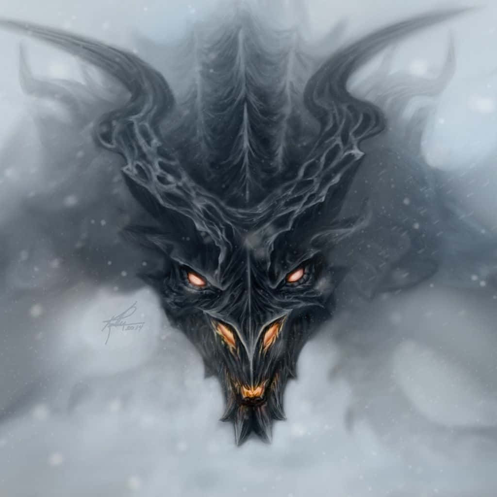 Skyrim Alduin 桌布 壁紙 — 一隻帶有發光橙色眼睛和鋸齒狀角的兇猛黑龍從旋轉的雪和霧中出現。