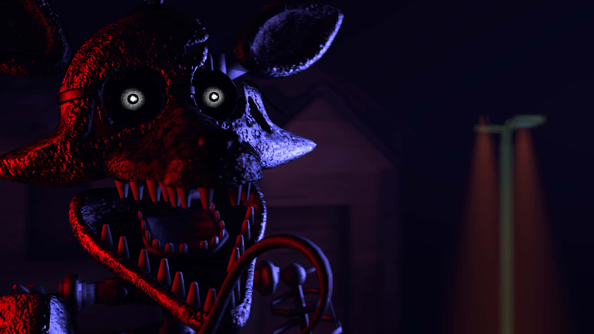 Foxy 桌布 壁紙 — 一隻帶有發光眼睛和尖銳牙齒的威脅性電子狐狸，在紅藍燈光下的黑暗房間中若隱若現。