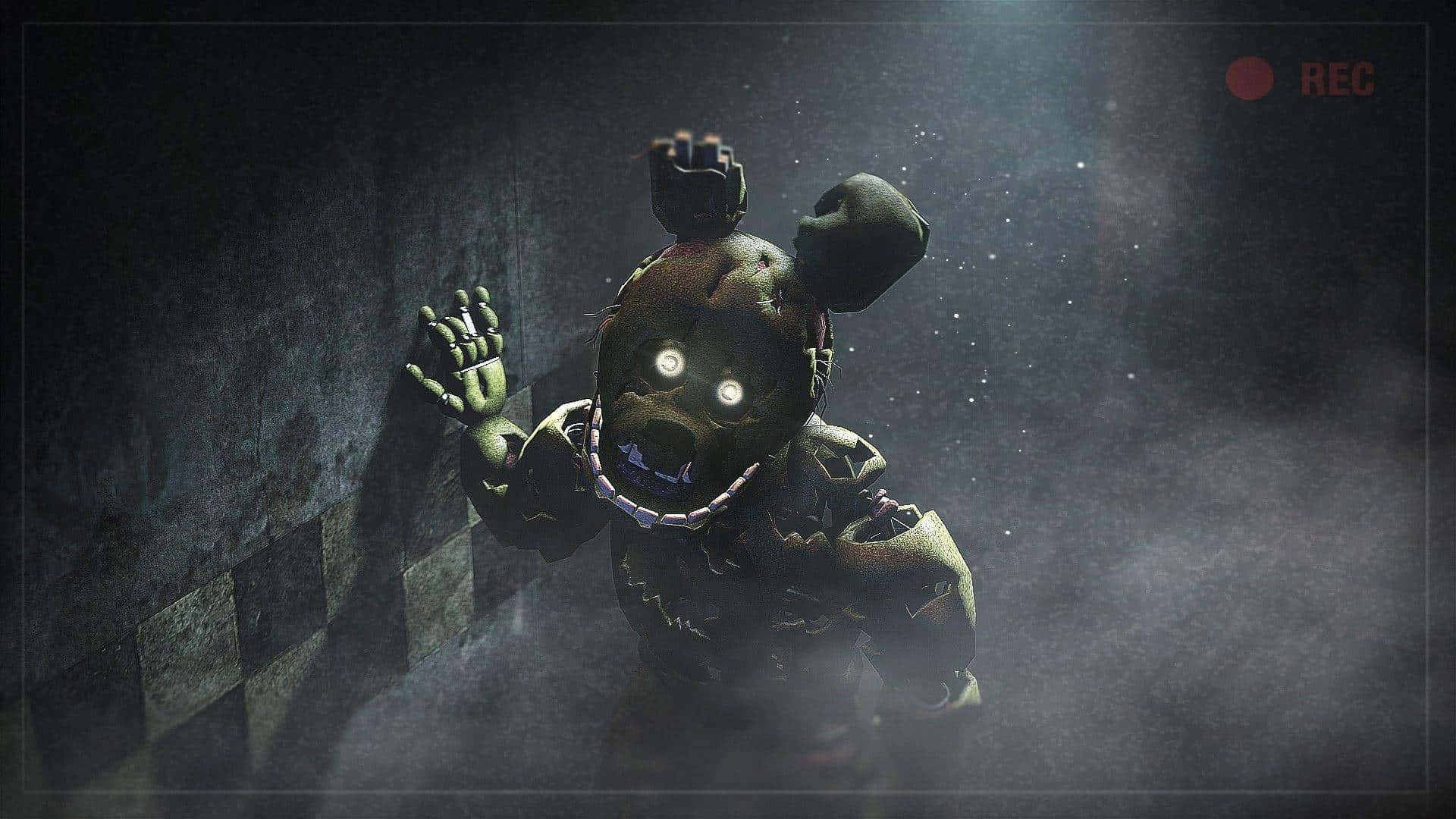Fnaf Jumpscare 桌布 壁紙 — 一隻帶有發光眼睛和斷鏈笑容的威脅性電子熊，在聚光燈下從霧氣瀰漫的格子走廊撲出。