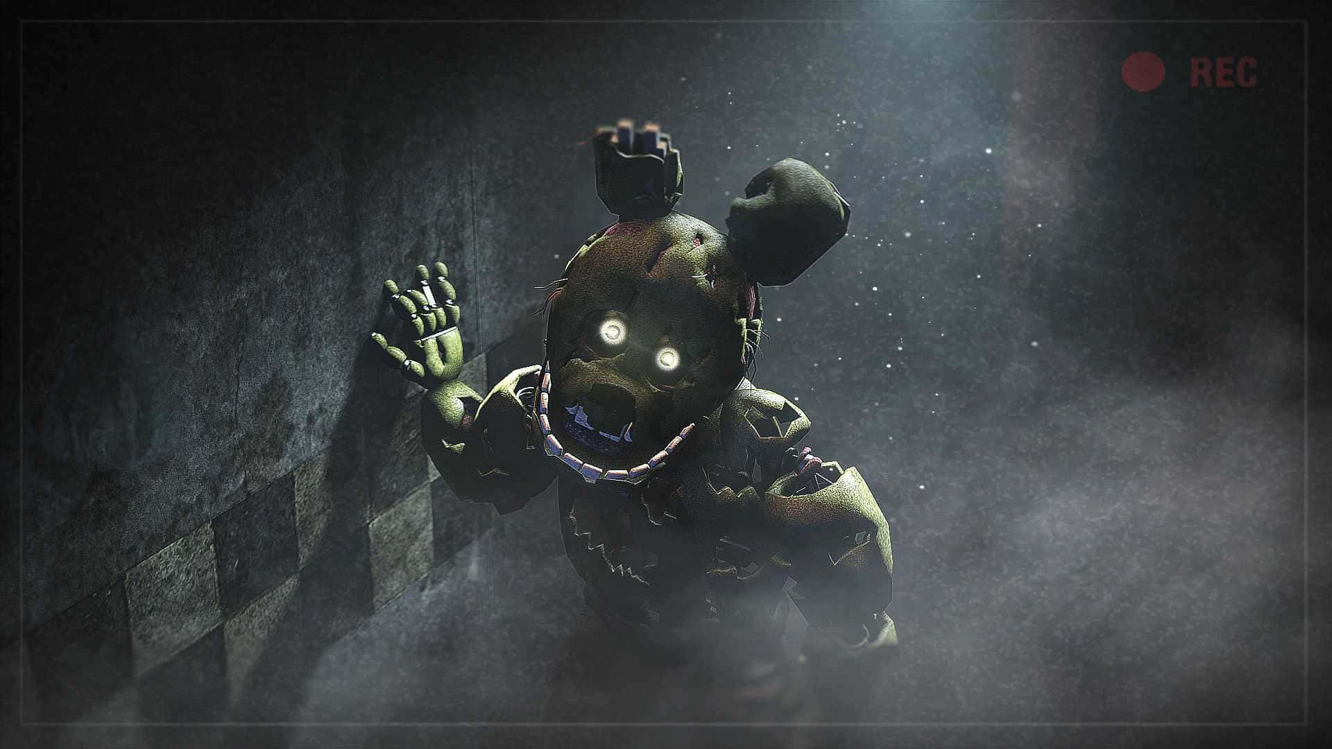 Cute Fnaf 桌布 壁紙 — 一隻帶有發光眼睛和破碎下顎的威脅性電子熊，在聚光燈下從一個霧氣瀰漫的格子房間撲出。