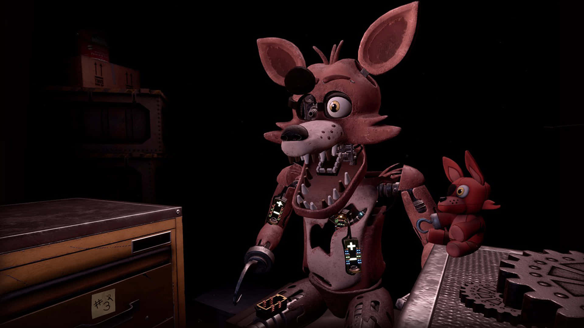 Five Nights At Freddys 桌布 壁紙 — 一隻帶有發光眼睛和裸露電線的威脅性電子狐狸，在黑暗的工業房間裡拿著一個較小的狐狸木偶。