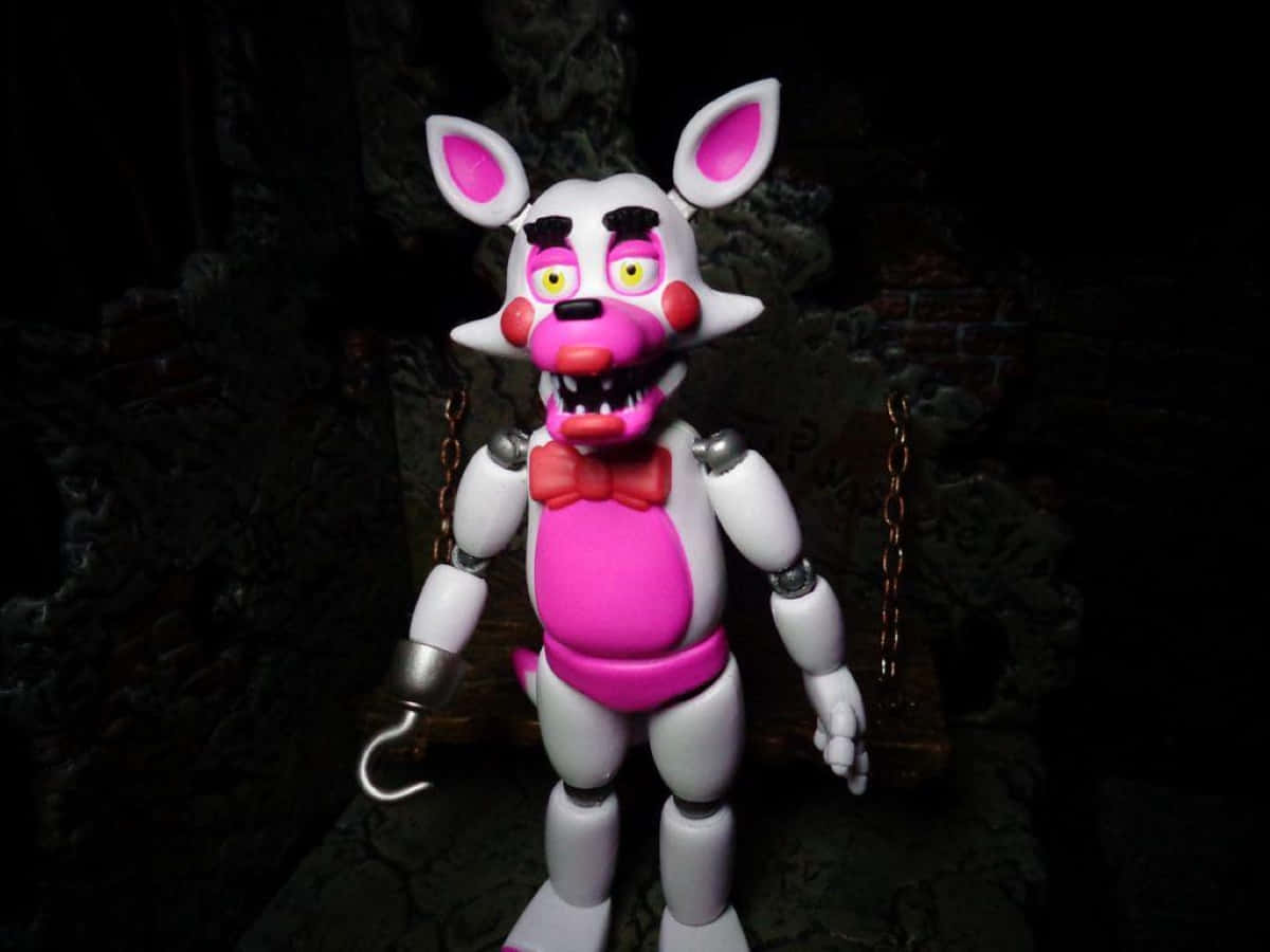 Funtime Foxy 桌布 壁紙 — 一隻帶有發光眼睛和鉤手的粉紅色和白色威脅性電子兔，站在黑暗詭異的環境中。