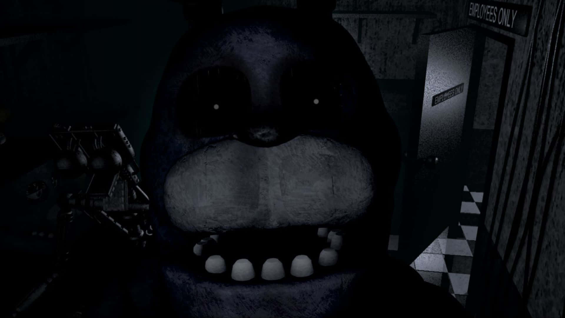 Fnaf Jumpscare 桌布 壁紙 — 一隻帶有發光眼睛和鋒利牙齒的威脅性電子熊，在光線昏暗的後台區域中若隱若現，地板是棋盤格紋，還有一扇員工專用門。