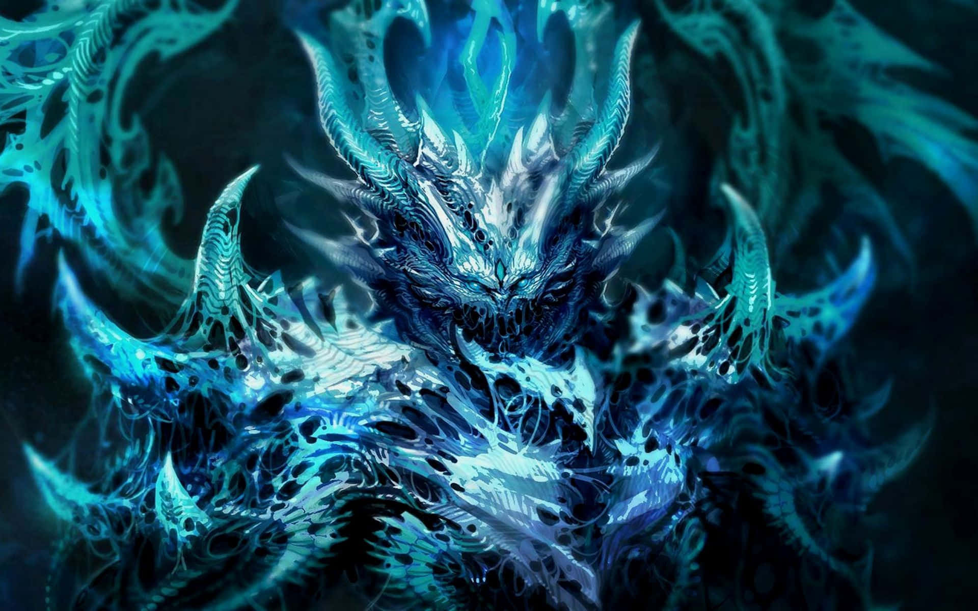 Cool Demon 桌布 壁紙 — 一隻帶有發光眼睛和鋸齒狀角的威脅性藍色龍從旋轉的黑暗能量中出現的奇幻數位藝術作品。