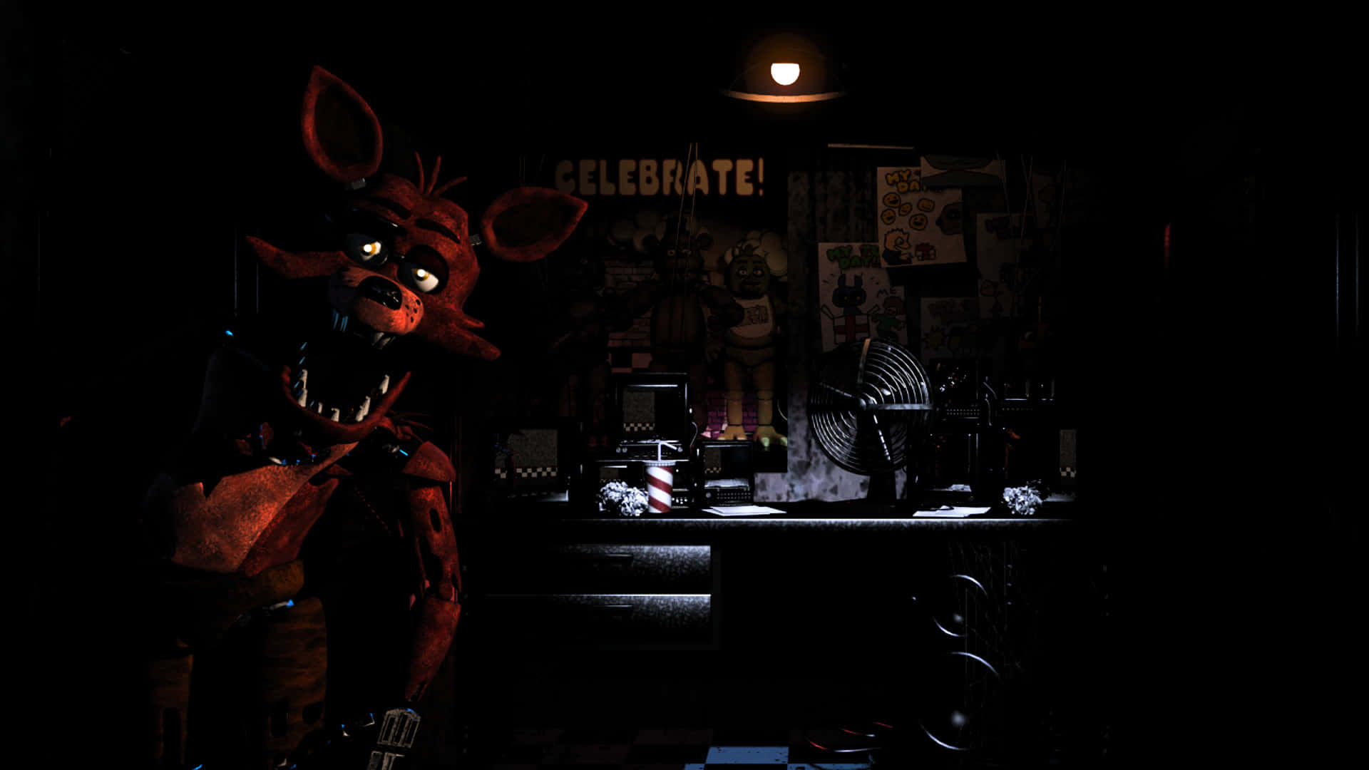 Fnaf Jumpscare 桌布 壁紙 — 一隻帶有發光眼睛的威脅性紅色電子動畫狐狸，站在一個黑暗雜亂的遊戲機室裡，頭頂只有一盞吊燈。