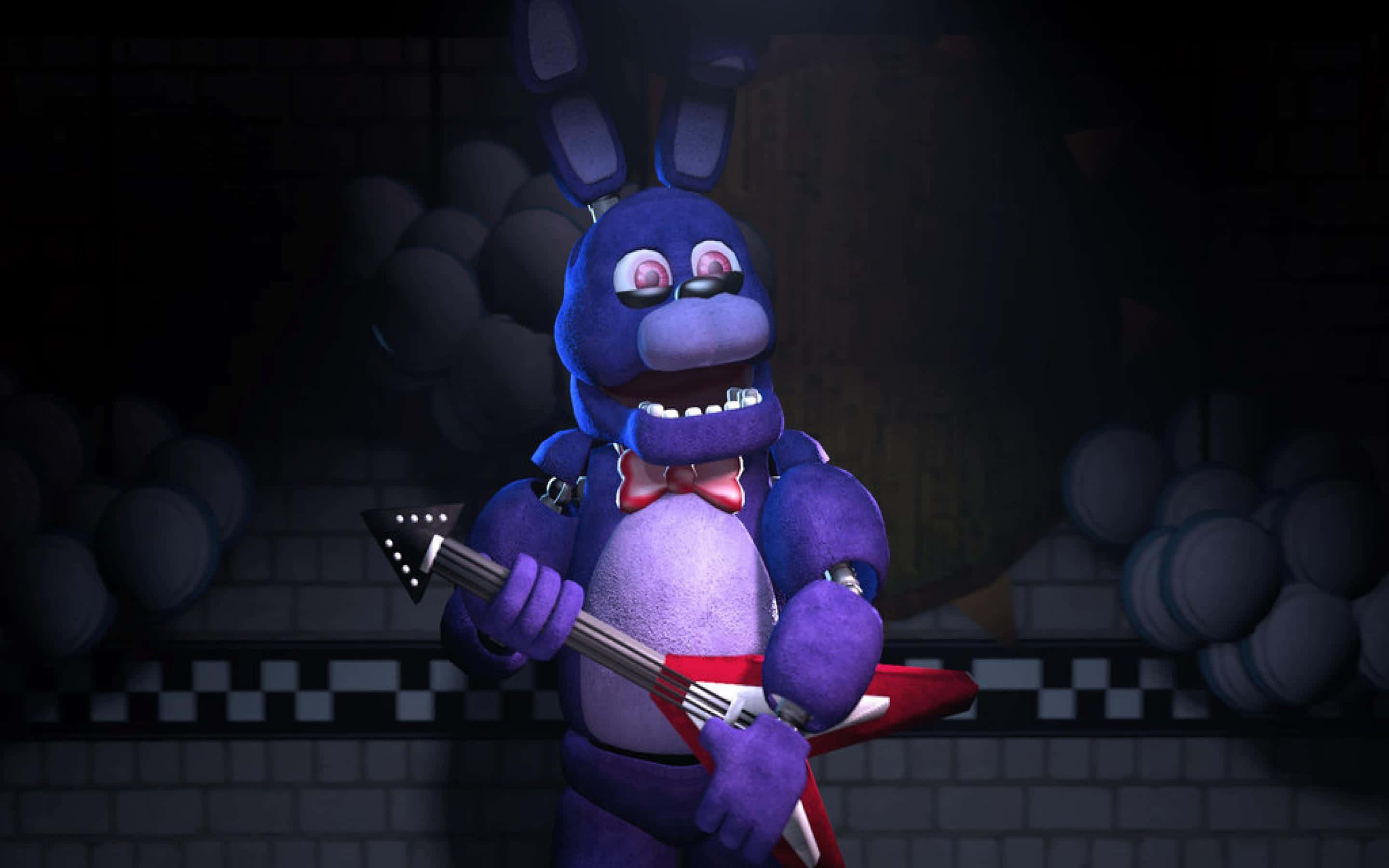 Bonnie The Bunny 桌布 壁紙 — 一隻帶有發光眼睛的威脅性紫色兔子機械人在昏暗的房間裡拿著紅色電吉他，房間有格子牆壁。