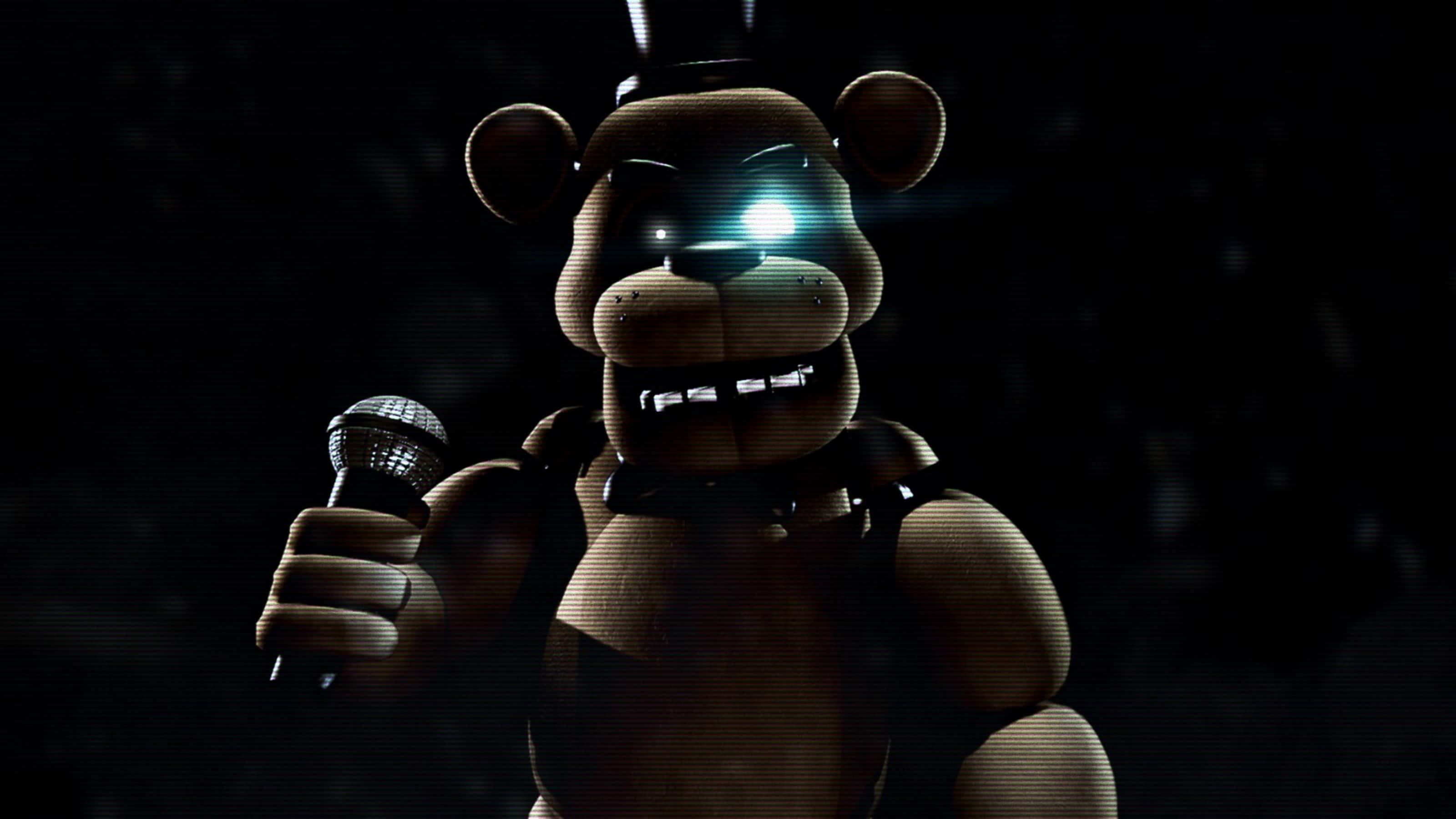 Freddy Fazbear 桌布 壁紙 — 一隻帶有發光眼睛的威脅性電子動畫熊在黑暗的舞台場景中拿著麥克風。