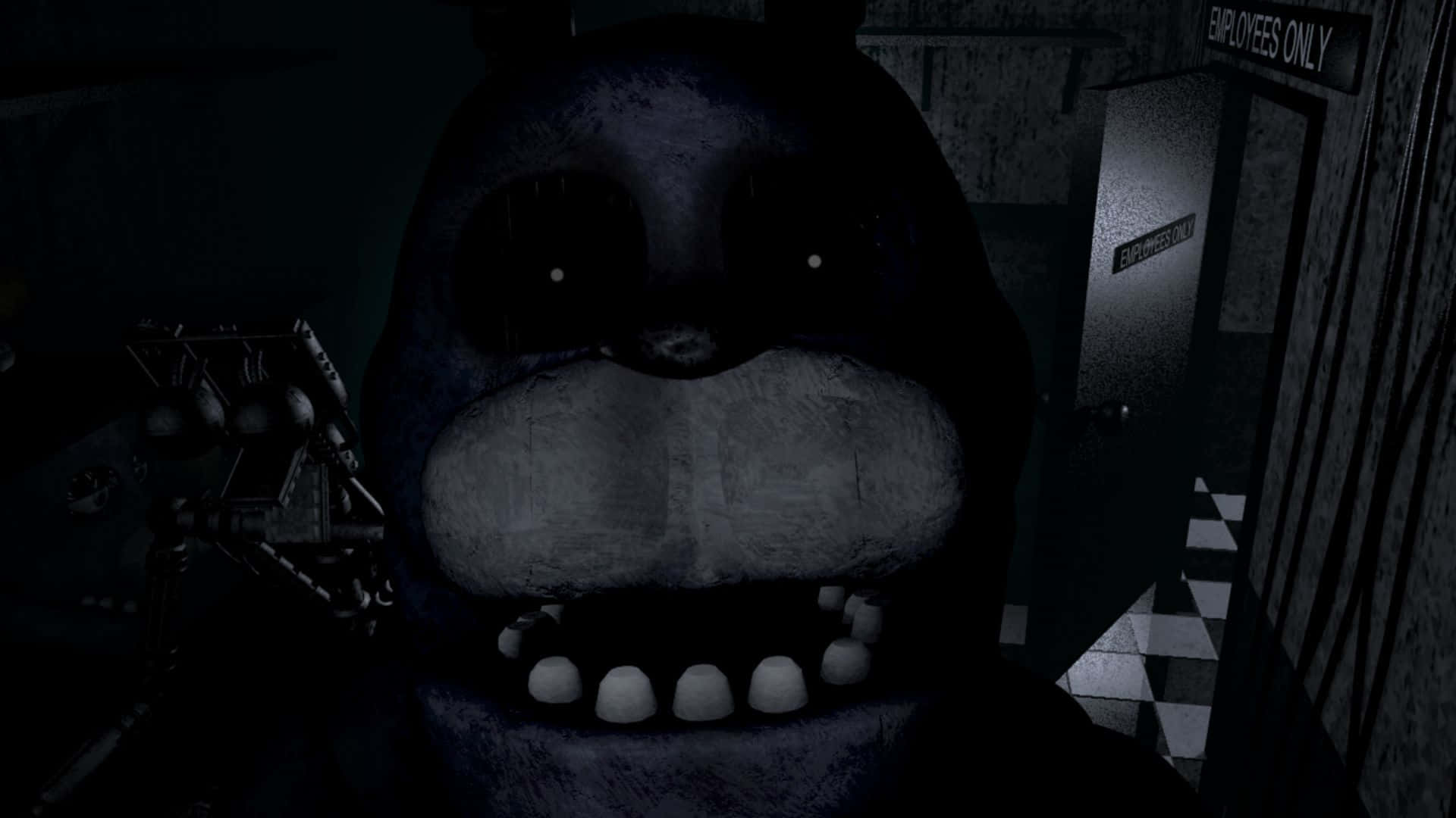 Scary Fnaf 桌布 壁紙 — 一隻帶有發光眼睛的威脅性電子熊潛伏在一個標示為員工專用的昏暗後台區域。