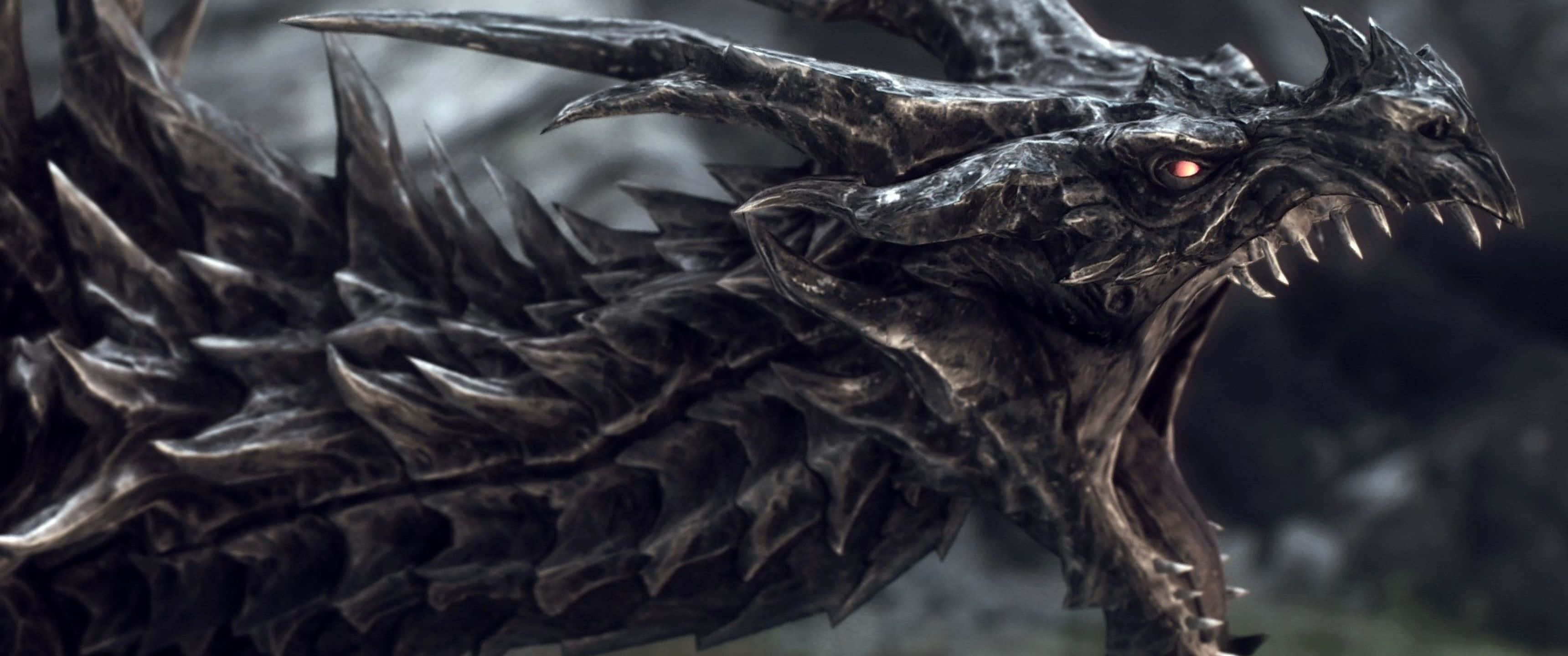 3440x1440p The Elder Scrolls V Skyrim 桌布 壁紙 — 一隻帶有發光紅眼和尖刺鱗片的威脅性黑暗巨龍在迷霧陰暗的環境中咆哮。