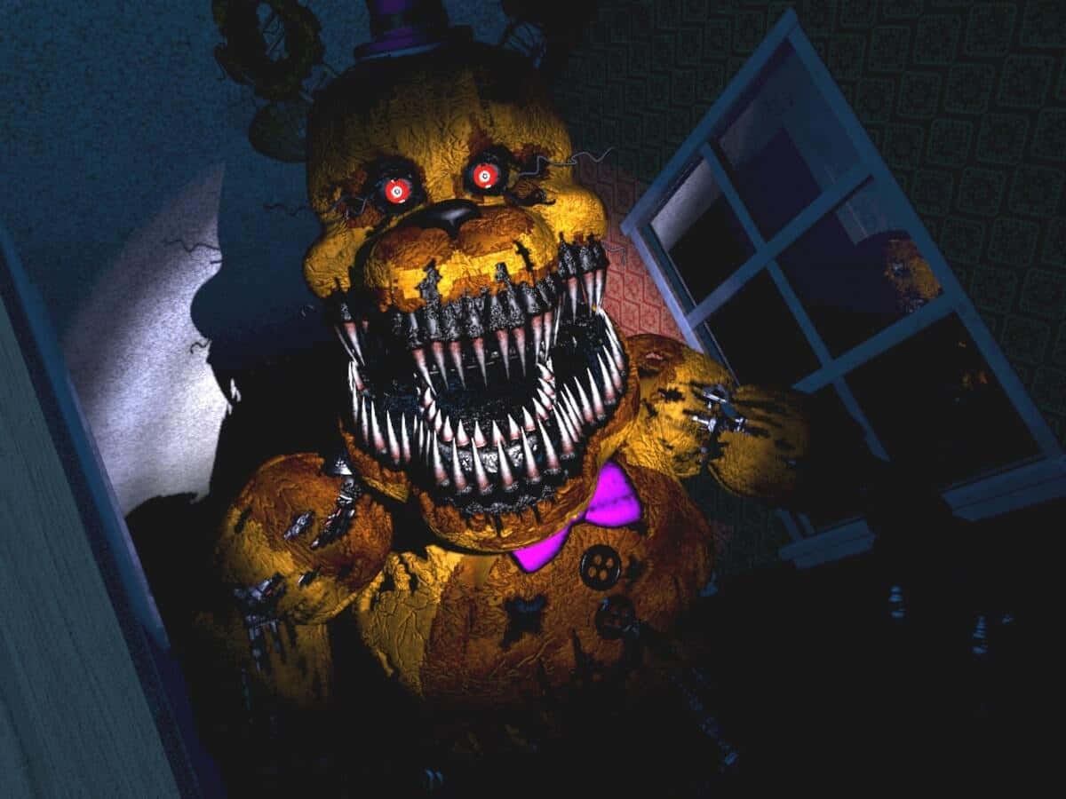 Golden Freddy 桌布 壁紙 — 一隻帶有發光紅眼和尖牙的威脅性黃色電子熊，在一個有破窗的黑暗房間中若隱若現。