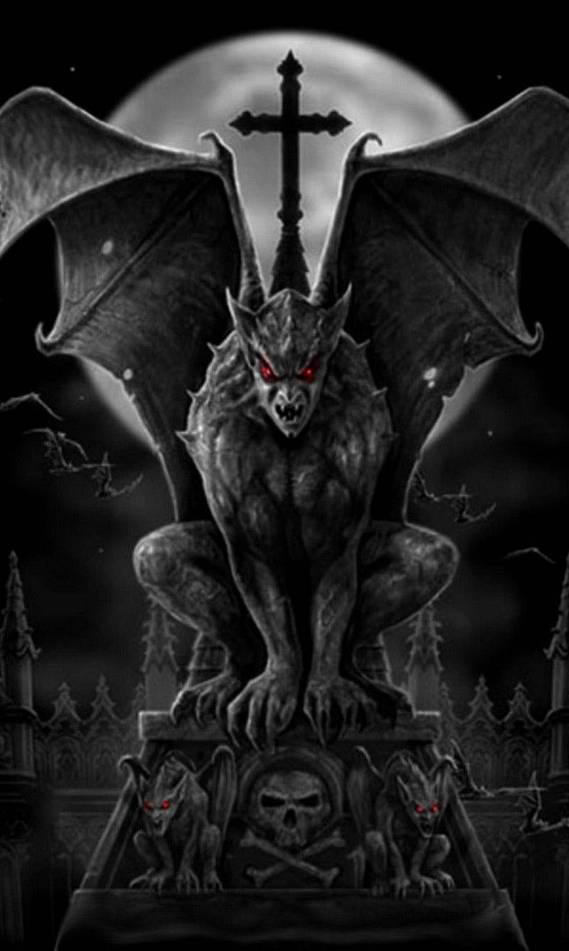 Dark Devil 桌布 壁紙 — 一隻帶有發光紅眼和展開翅膀的兇猛石像鬼，棲息在滿月下的哥德式基座上。