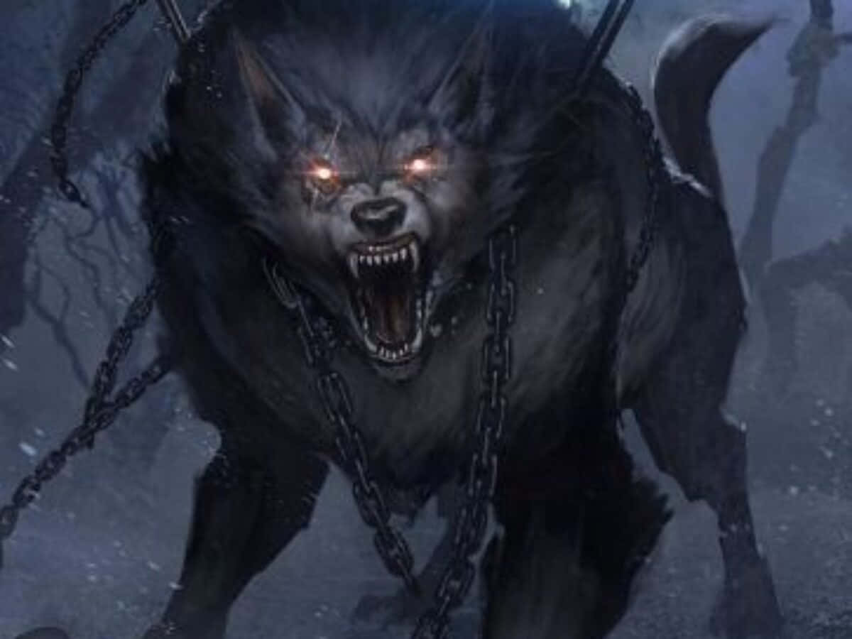 Mythical Wolf 桌布 壁紙 — 一隻帶有發光紅眼和沉重鎖鏈的威脅性黑色狼人在白雪皚皚、陰森的森林中兇猛地咆哮。