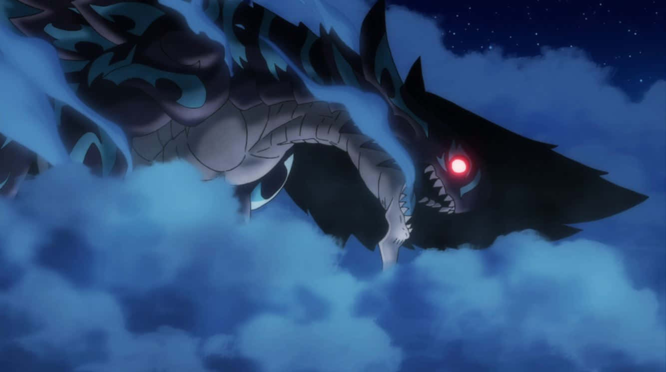 Acnologia 桌布 壁紙 — 一隻帶有發光紅眼和藍色火焰呼吸的威脅性動漫龍，從星空夜空下的烏雲中出現。