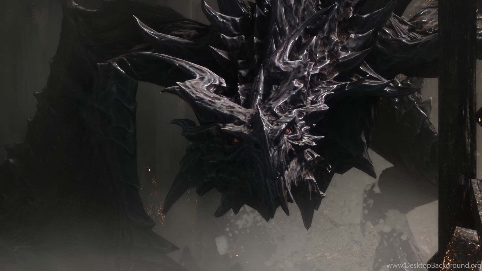 Skyrim Alduin 桌布 壁紙 — 一隻帶有發光紅眼和鋸齒狀鱗片的威脅性黑龍，在黑暗、霧氣瀰漫的廢墟中若隱若現。