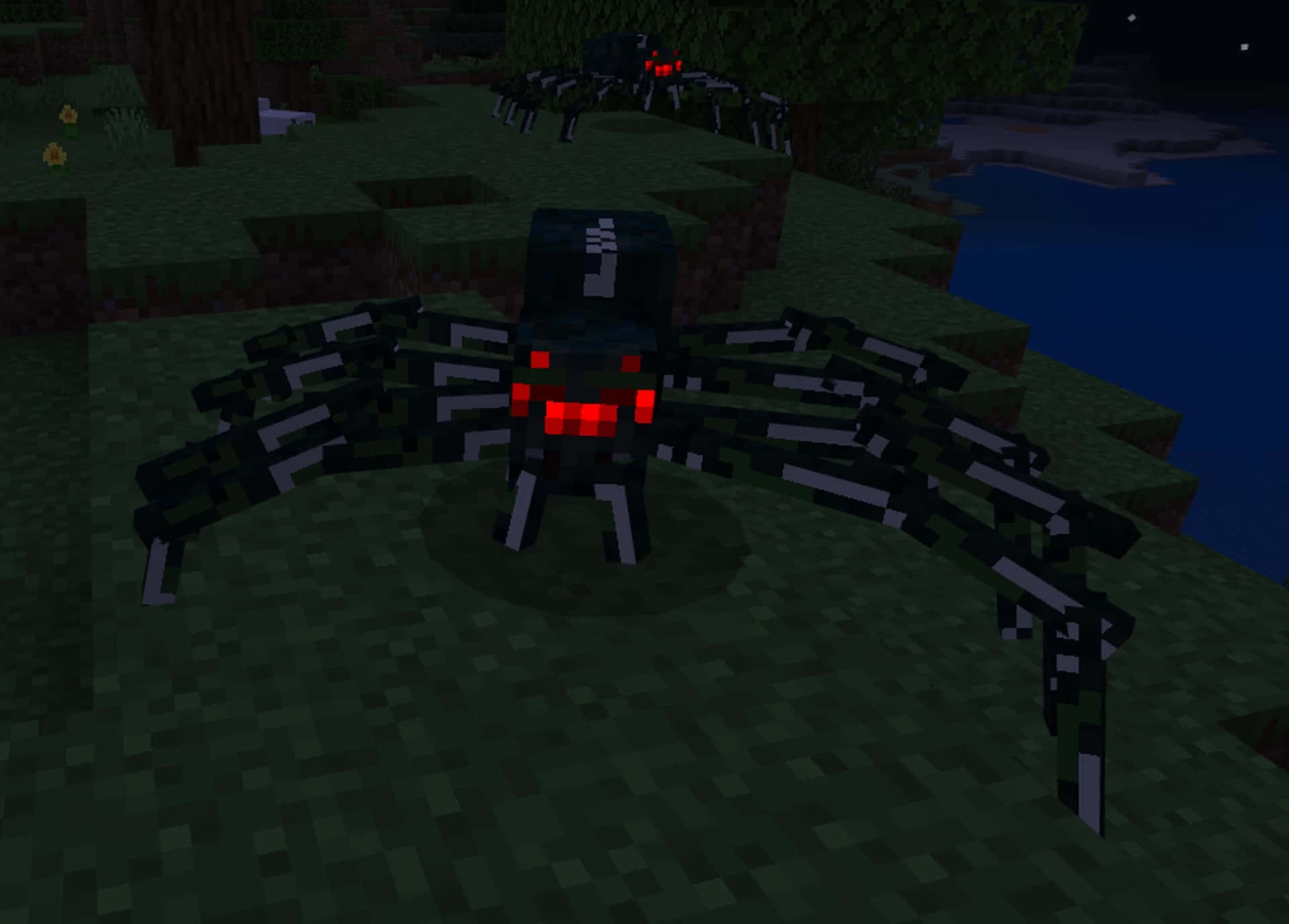 Minecraft Spider 桌布 壁紙 — 一隻帶有發光紅眼的威脅性像素化黑色蜘蛛在Minecraft夜晚的草地生物群落中靠近水邊徘徊。