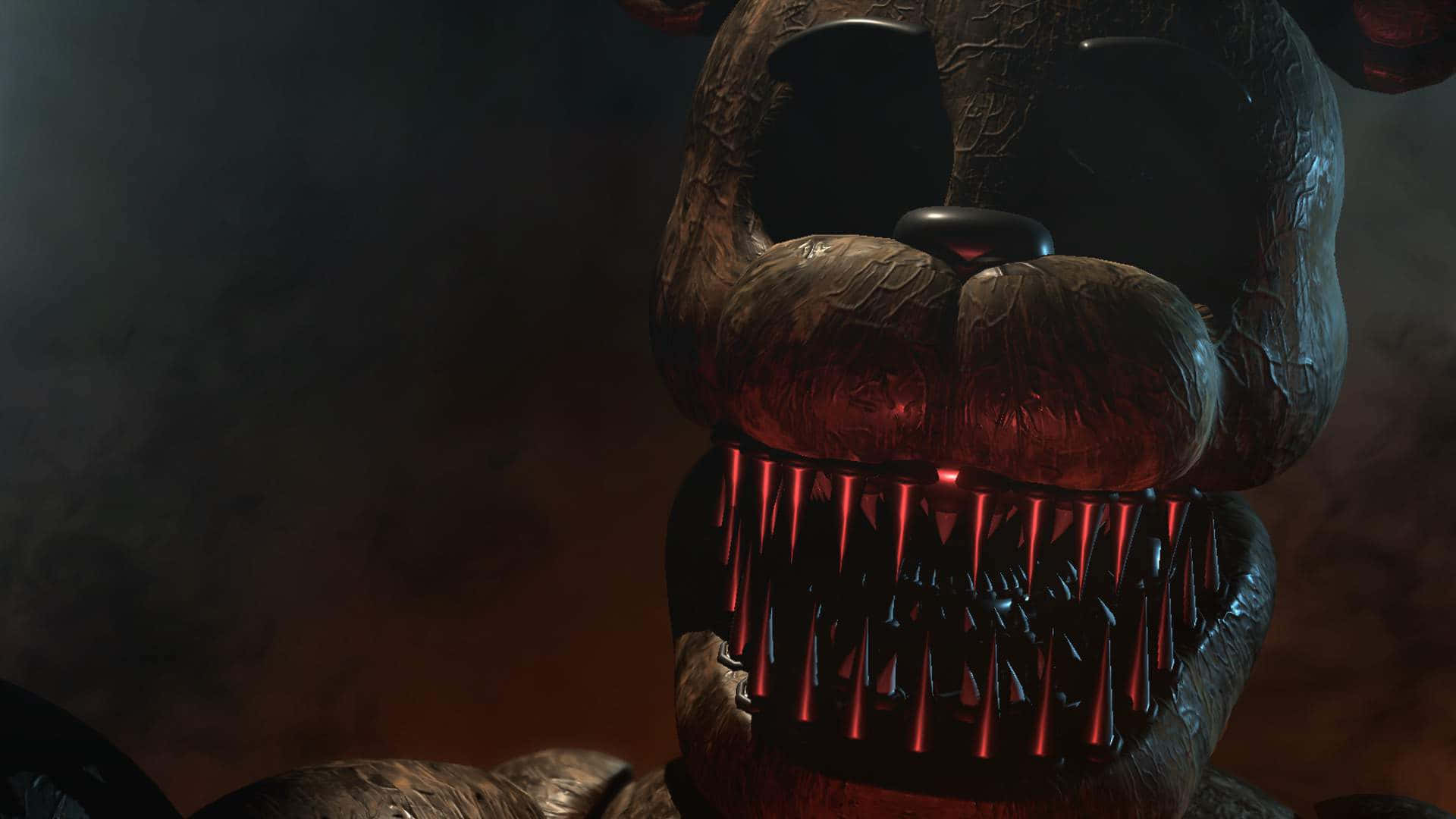 Freddy 桌布 壁紙 — 一隻帶有發光紅色牙齒和破裂皮革紋理的威脅性電子熊，在昏暗、煙霧瀰漫的黑暗中若隱若現。