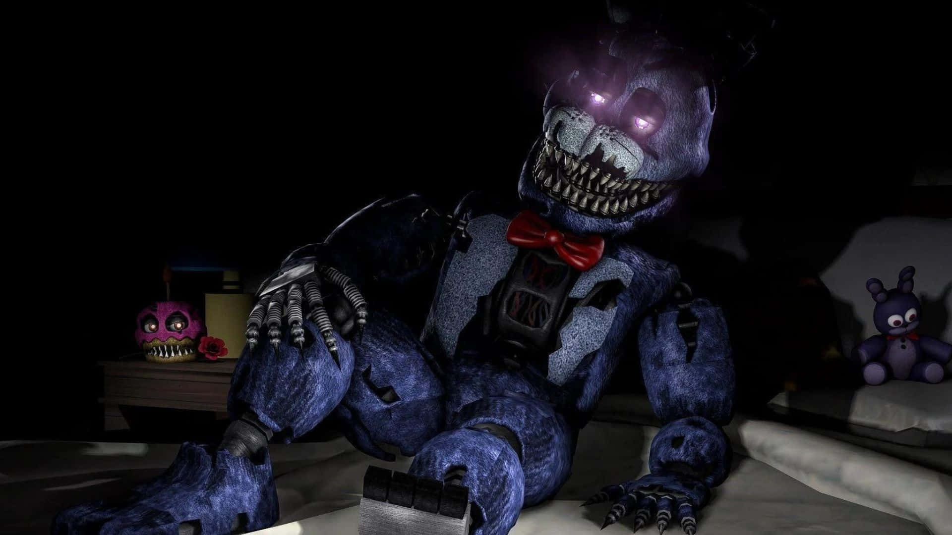 Fnaf Jumpscare 桌布 壁紙 — 一隻帶有發光紫色眼睛和尖銳牙齒的威脅性藍色電子熊，坐在一個黑暗的房間裡，周圍環繞著其他令人毛骨悚然的毛絨玩具。