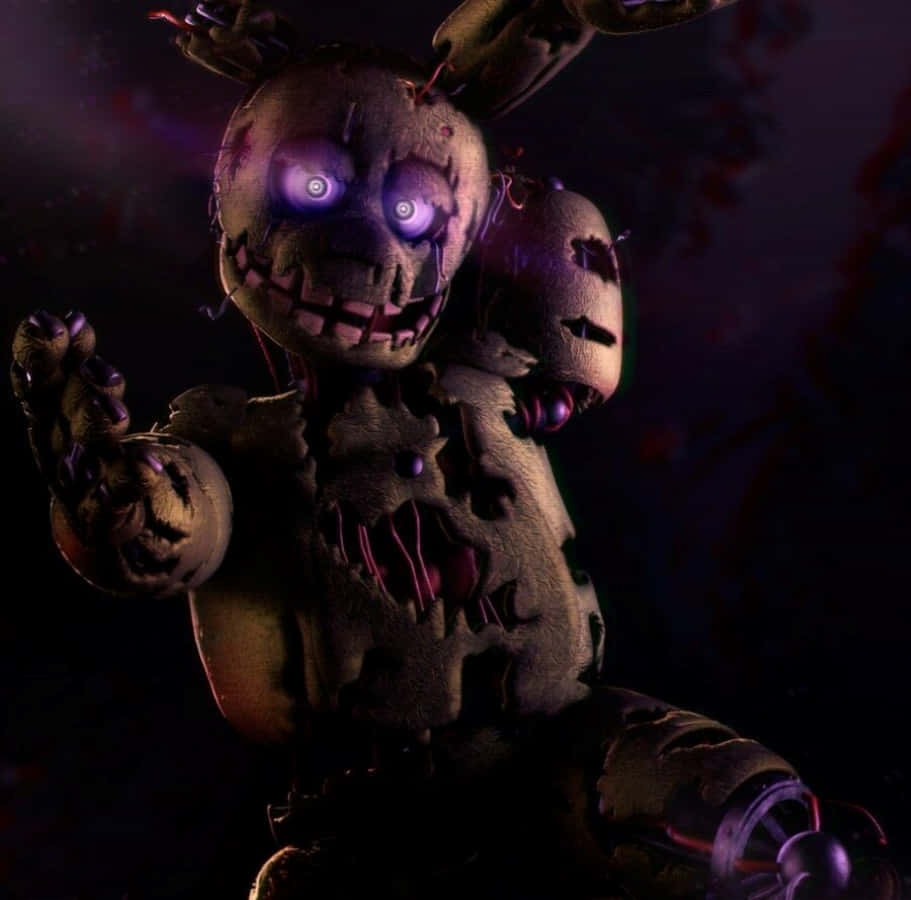 Springtrap 桌布 壁紙 — 一隻帶有發光紫色眼睛和鋸齒狀牙齒的威脅性破爛電子兔，在黑暗、血跡斑斑的背景中伸出手。