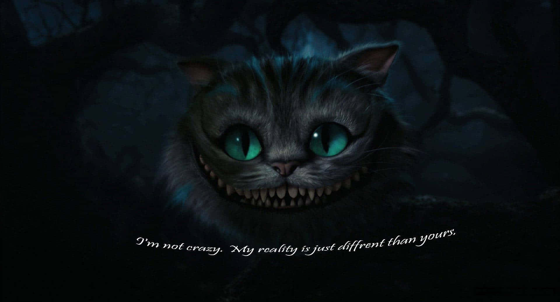 Alice Wonderland Aesthetic 桌布 壁紙 — 一隻帶有發光綠色眼睛和尖銳牙齒的威脅性柴郡貓，在電影般的場景中從黑暗中窺視。
