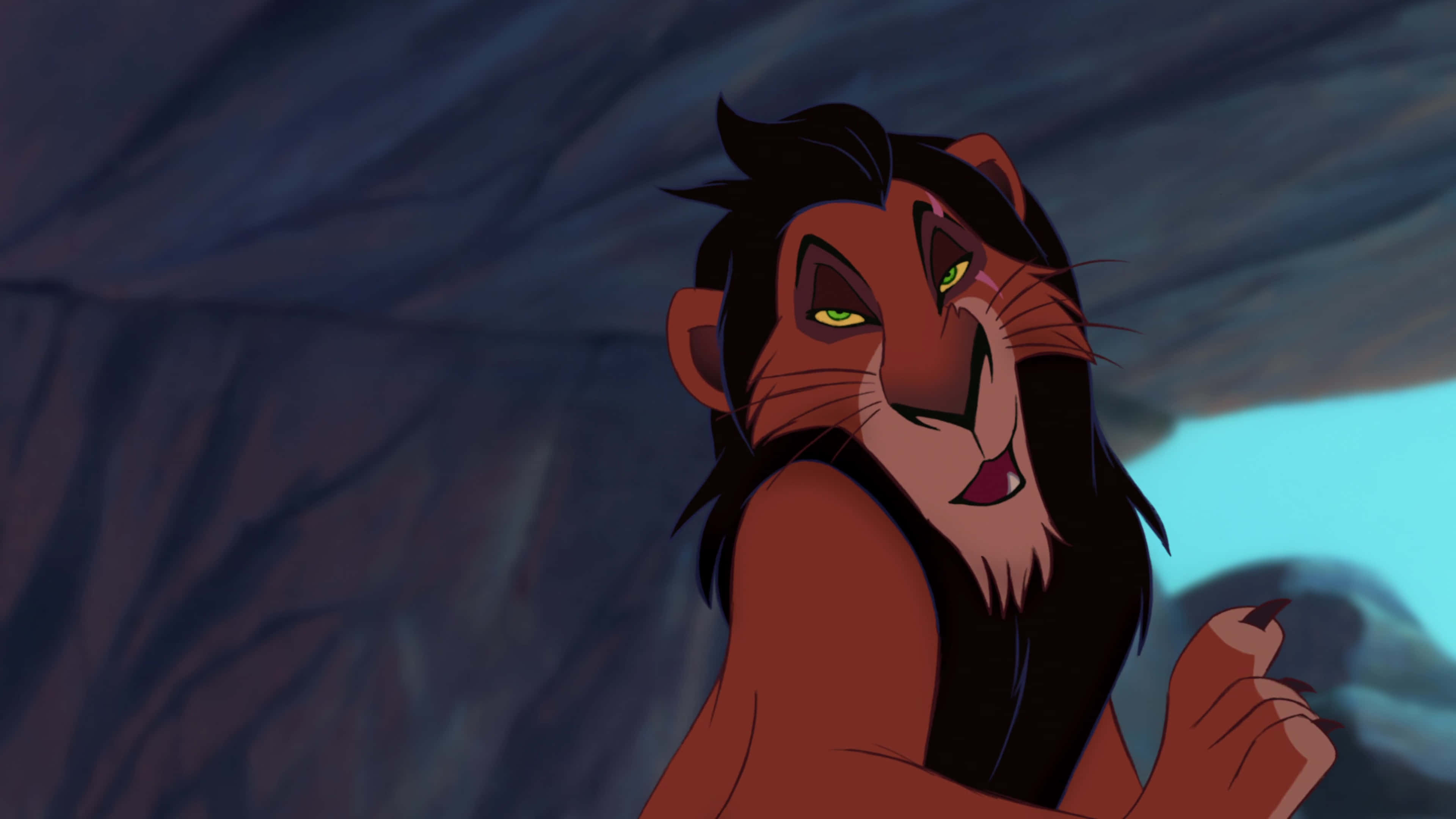 Lion King Scar 桌布 壁紙 — 一隻帶有發光綠色眼睛和深色鬃毛的威嚇動畫獅子，從岩石洞穴入口處強烈凝視。